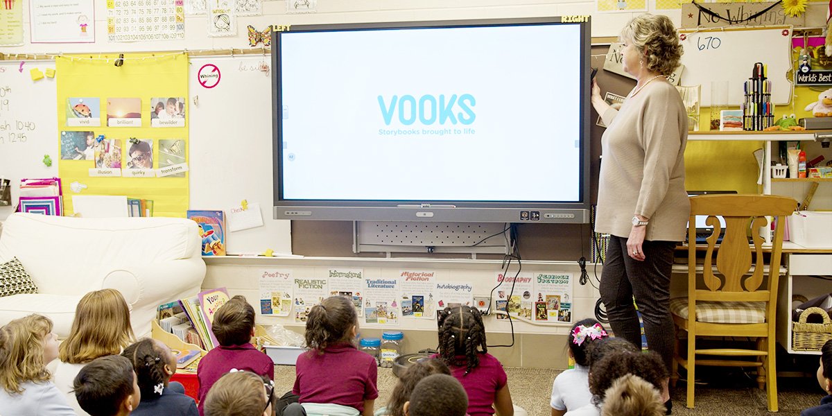 Taft Elementary School Teacher in Kankakee, IL using Vooks on BenQ Interactive Display in front of attentive students