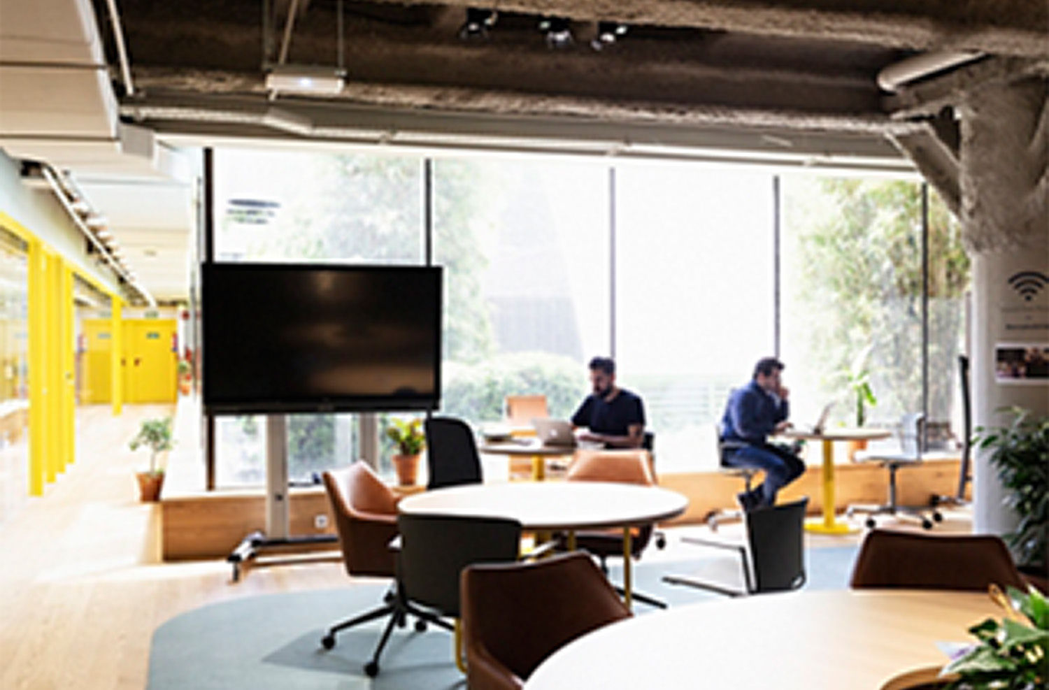 Impact Hub Boosts Coworking Synergy with Wireless Presentation