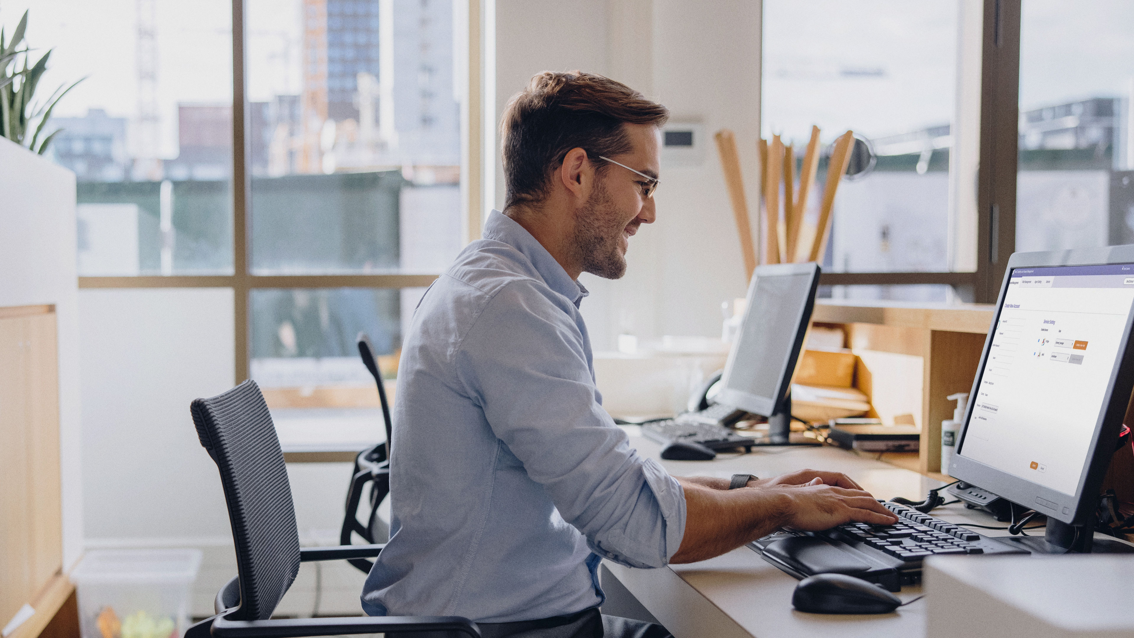 IT manager staff remotely managing displays and devices using BenQ DMS