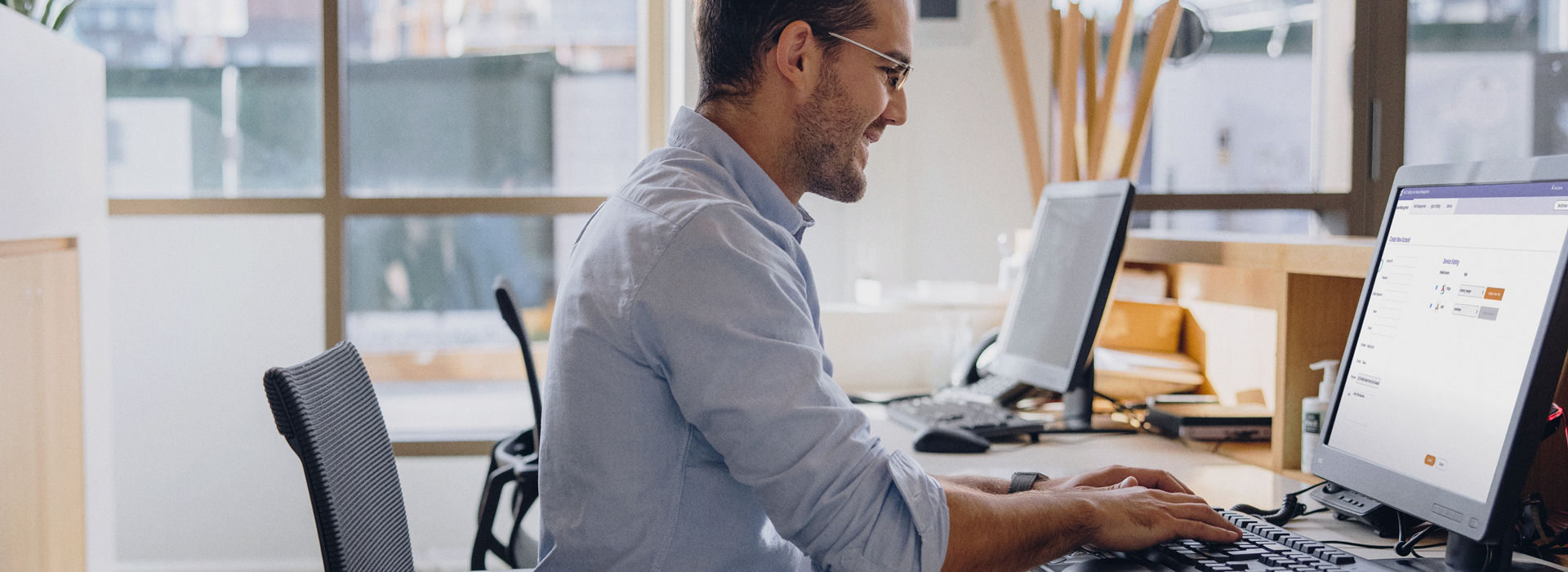 IT manager staff remotely managing displays and devices using BenQ DMS