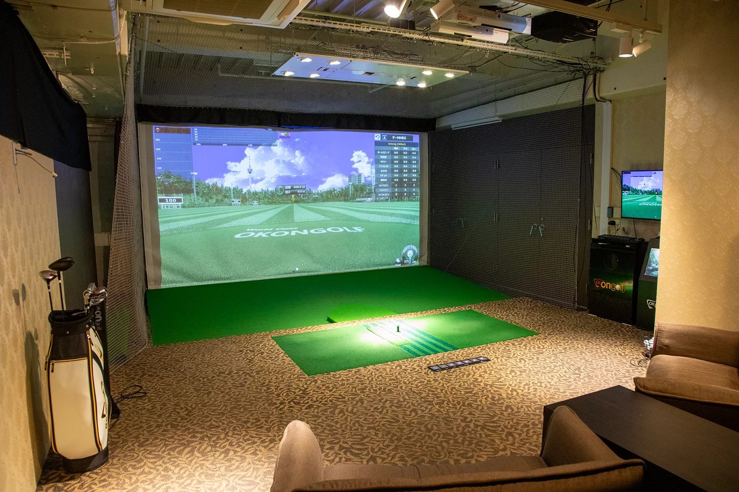 Overview of the OK ON GOLF VIP Showroom.