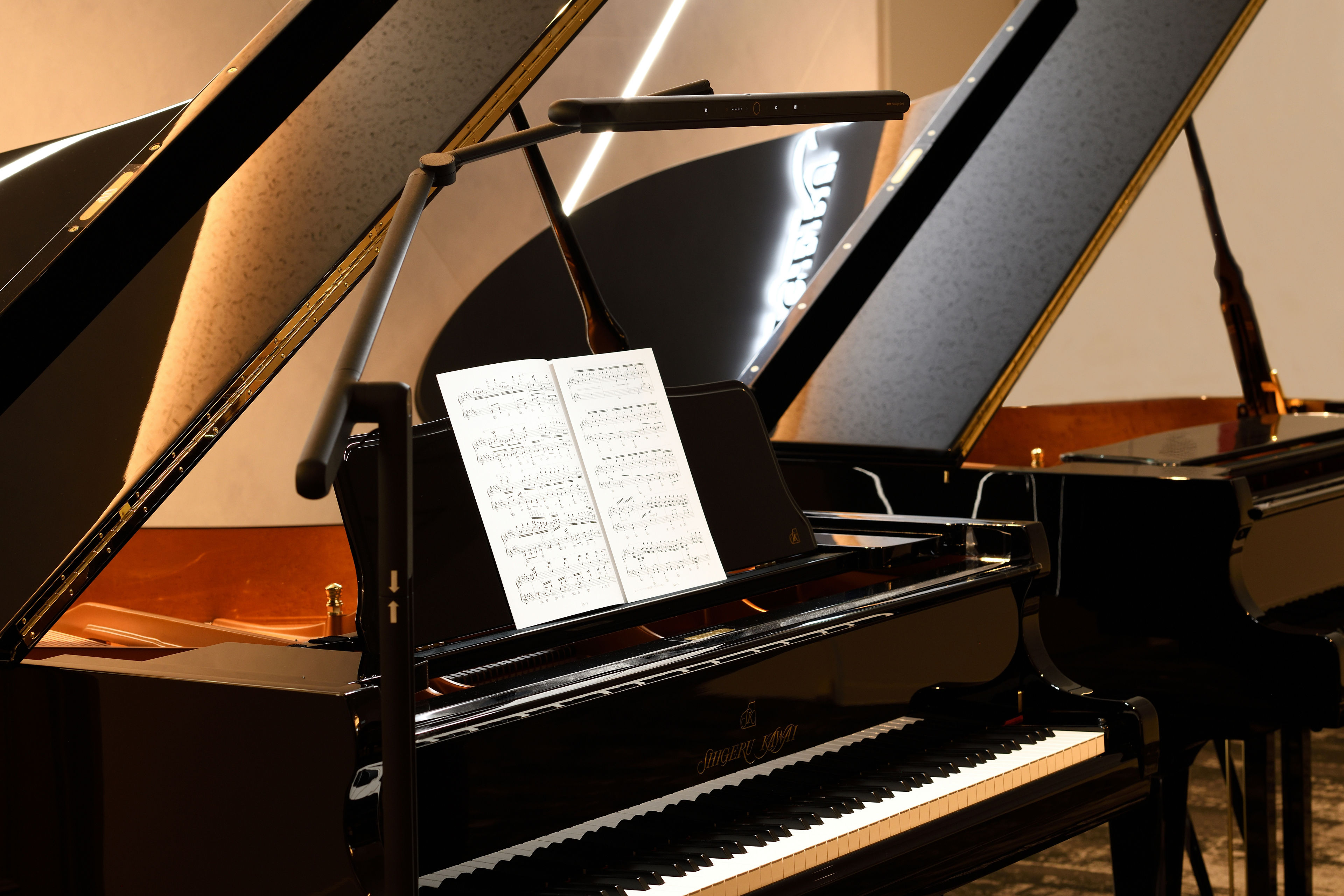 カワイ梅田でのBenQ PianoLight展示イメージ