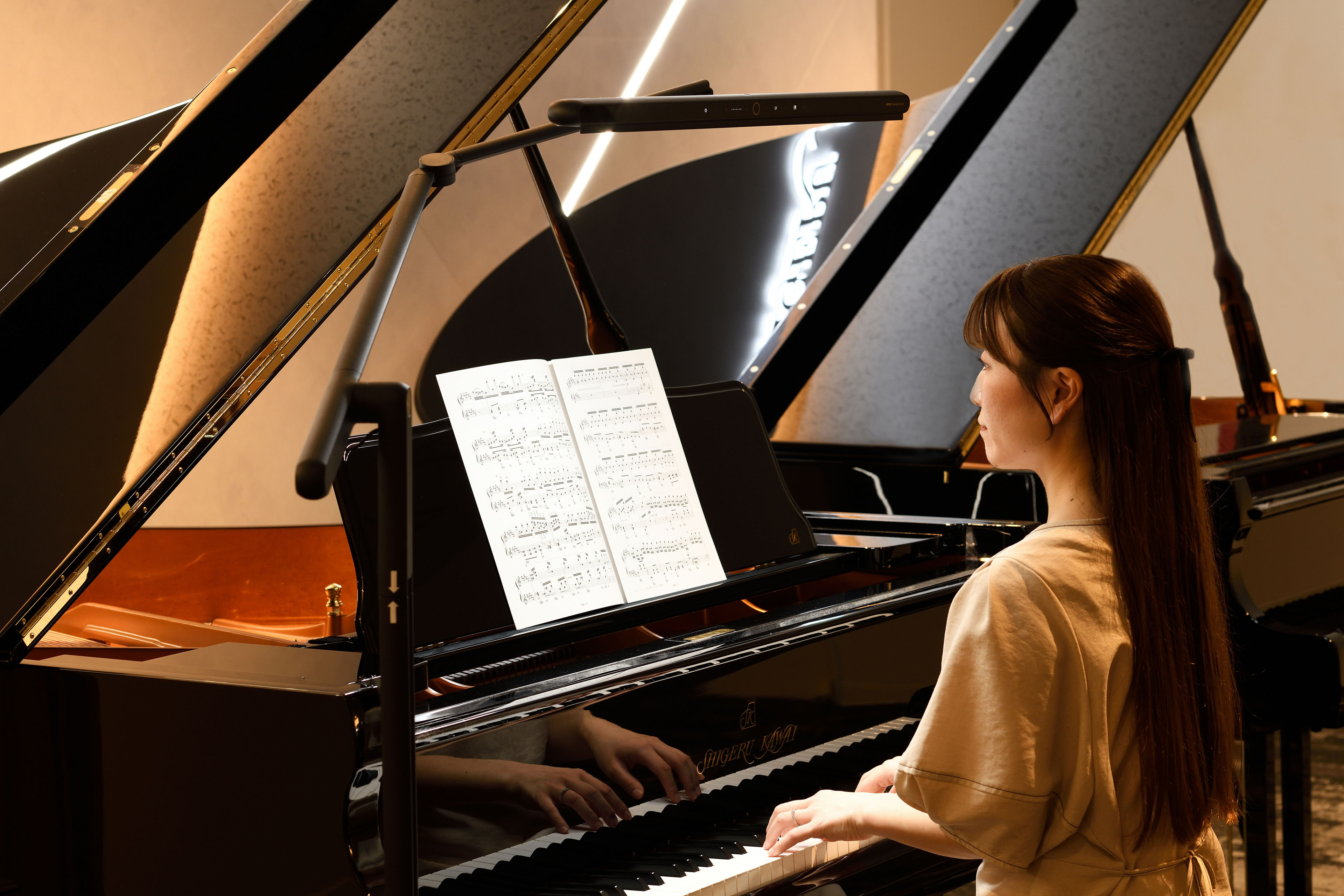 カワイ梅田でのBenQ PianoLight展示イメージ