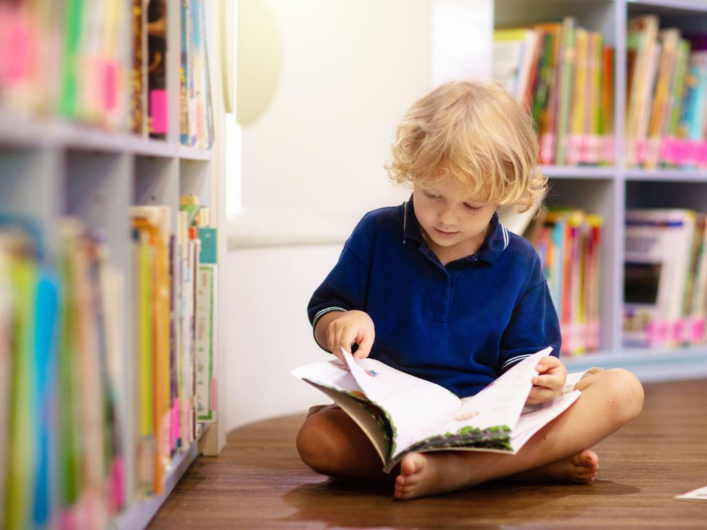 念故事時，孩子總是坐不住？牢記「親子共讀」重要觀念！