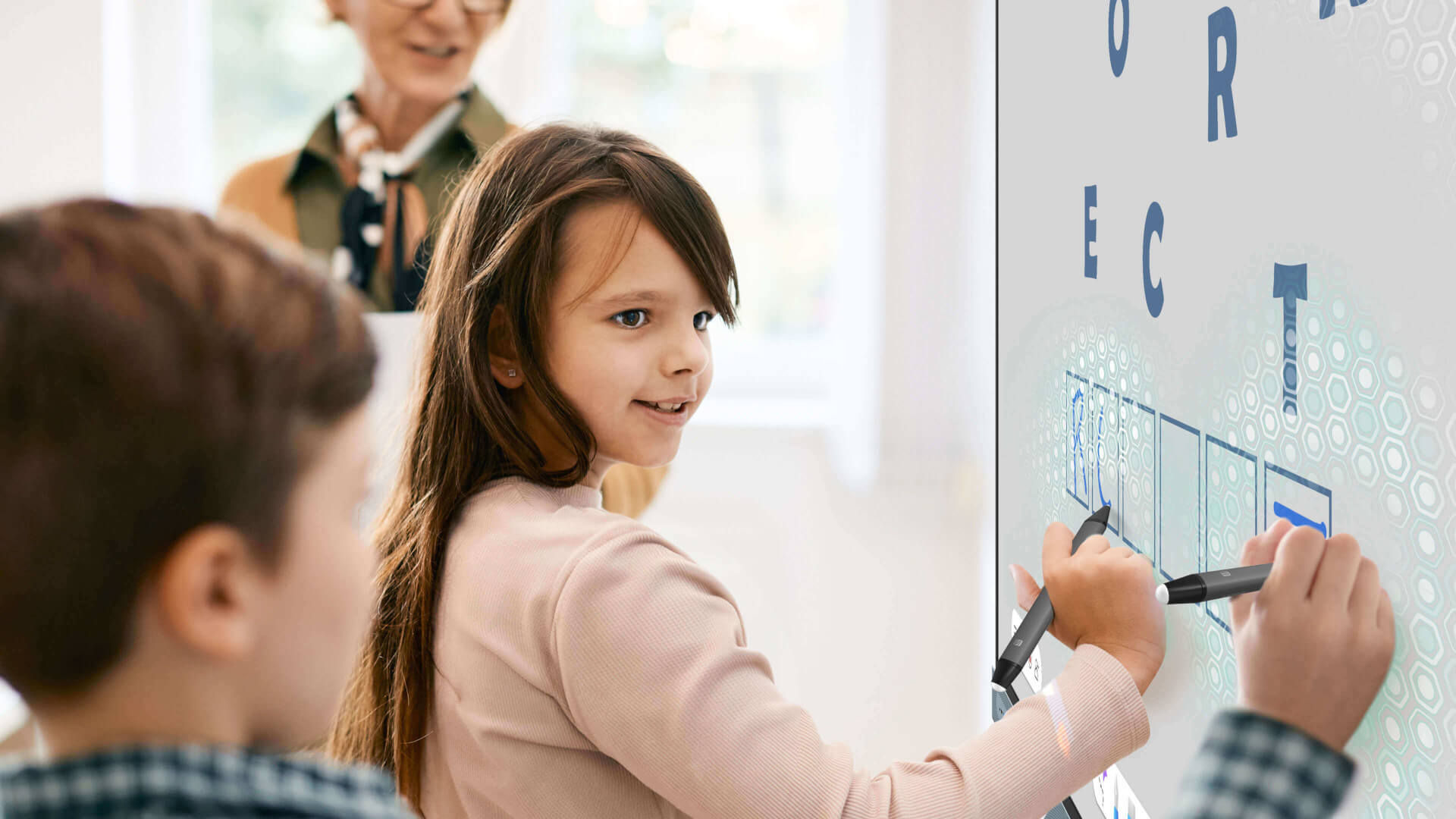 Schulkind löst Aufgabe am interaktiven BenQ Board