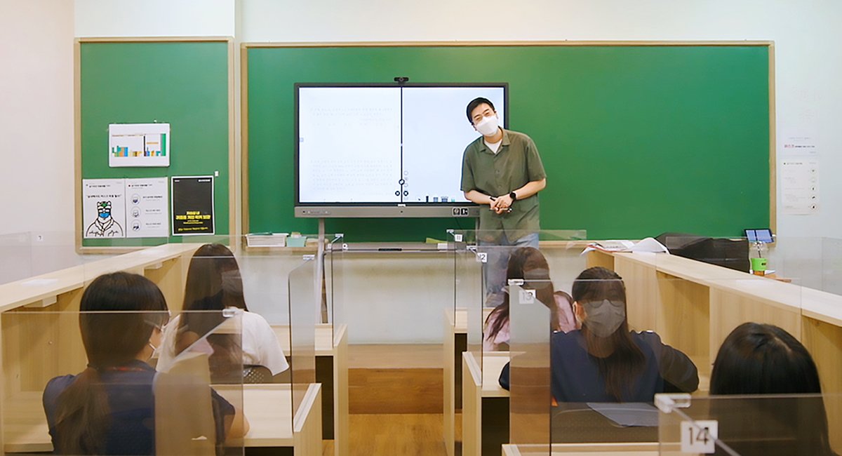 BenQ large-format displays with Jungyul Academy