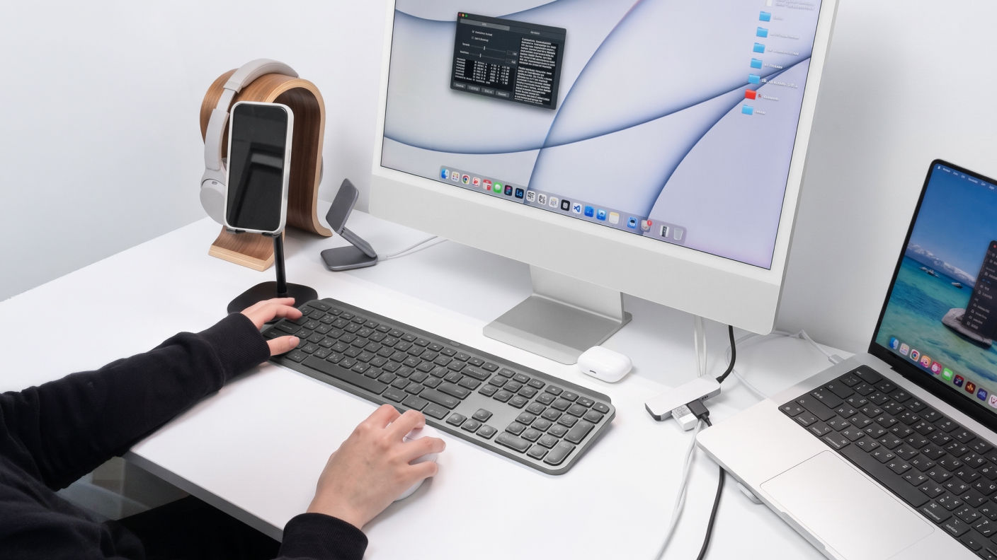 User testing an ergonomic mouse in a real desktop workspace to evaluate comfort, usability, and long-term user experience.