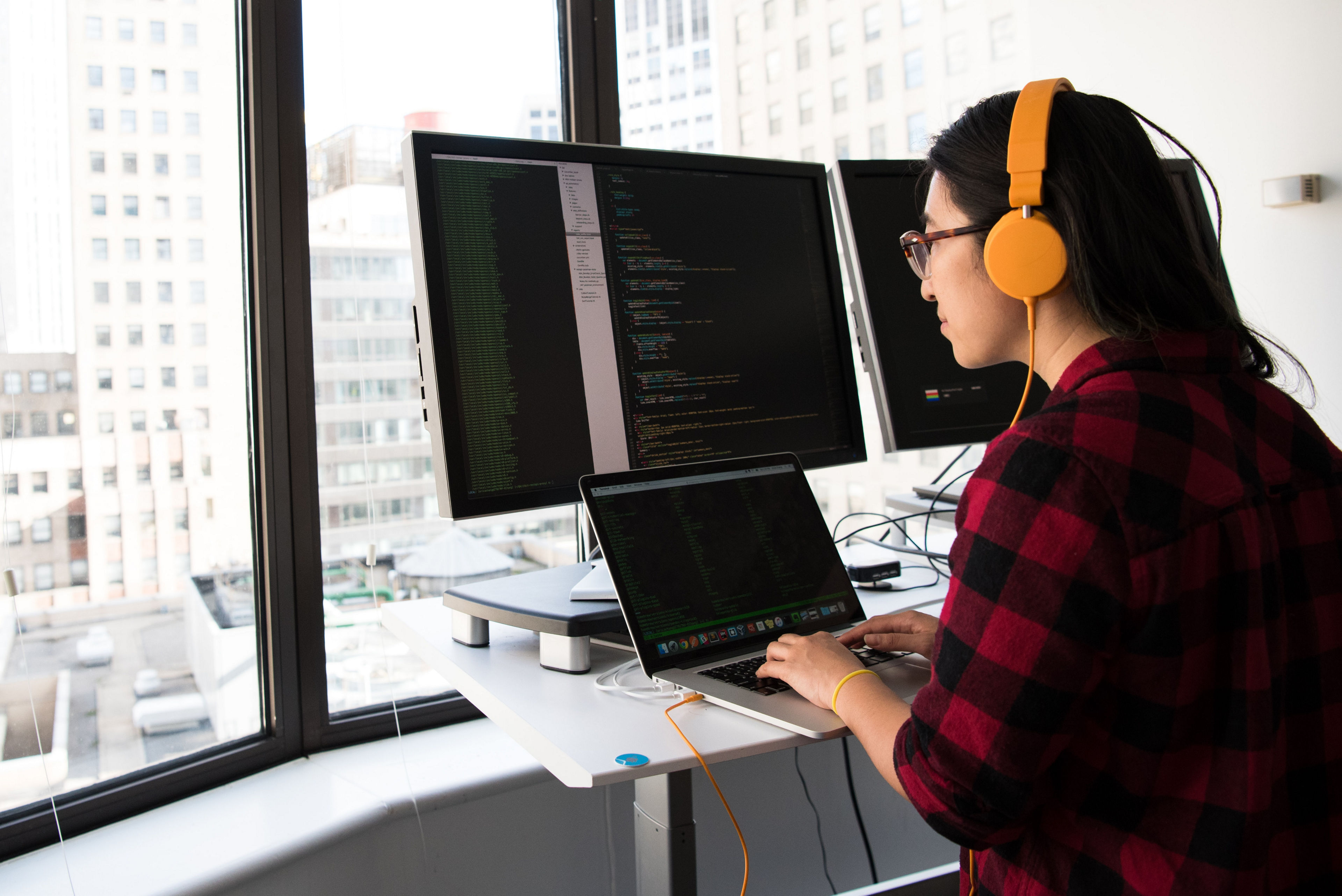 https://image.benq.com/is/image/benqco/laptop-desk-setup-3?$ResponsivePreset$