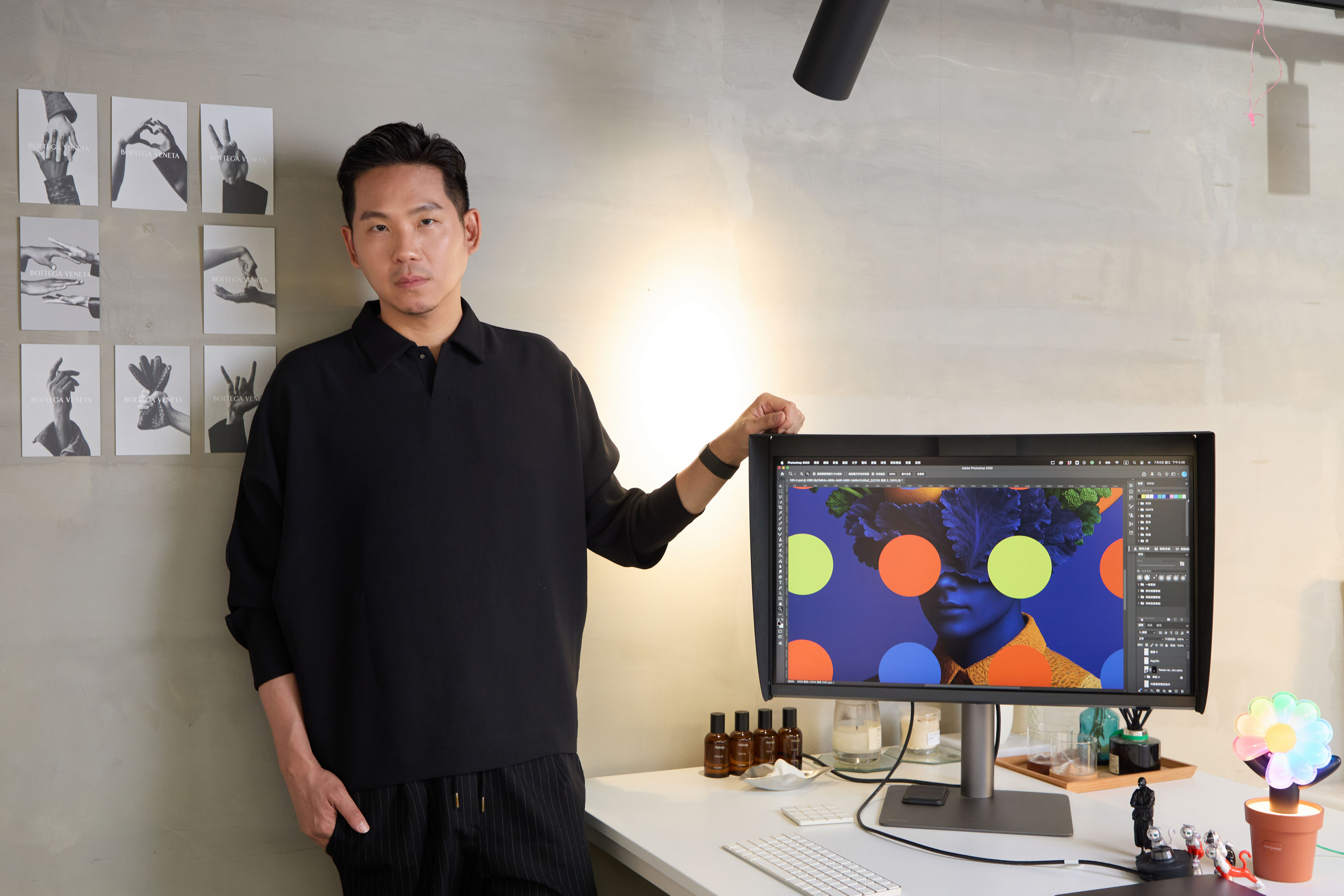 BenQ PD2770U 內建自動校色與 DMS Local 集中管理系統，將繁雜的設備維護自動化，讓經營者輕鬆對齊團隊的色彩基準。