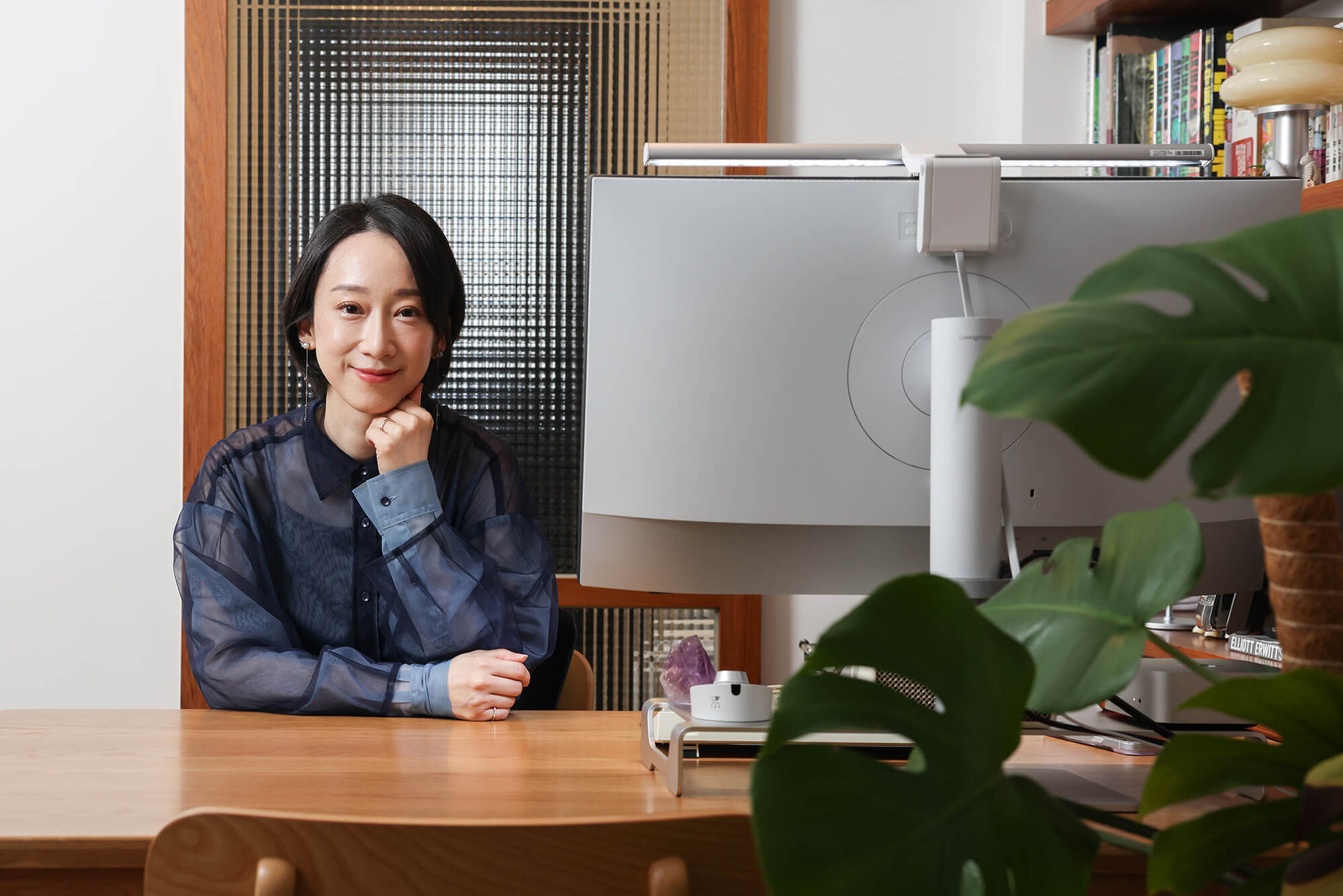 在導演林涵的影像工作日常裡，BenQ PD2730S 是她創作的「第二雙眼睛」。)