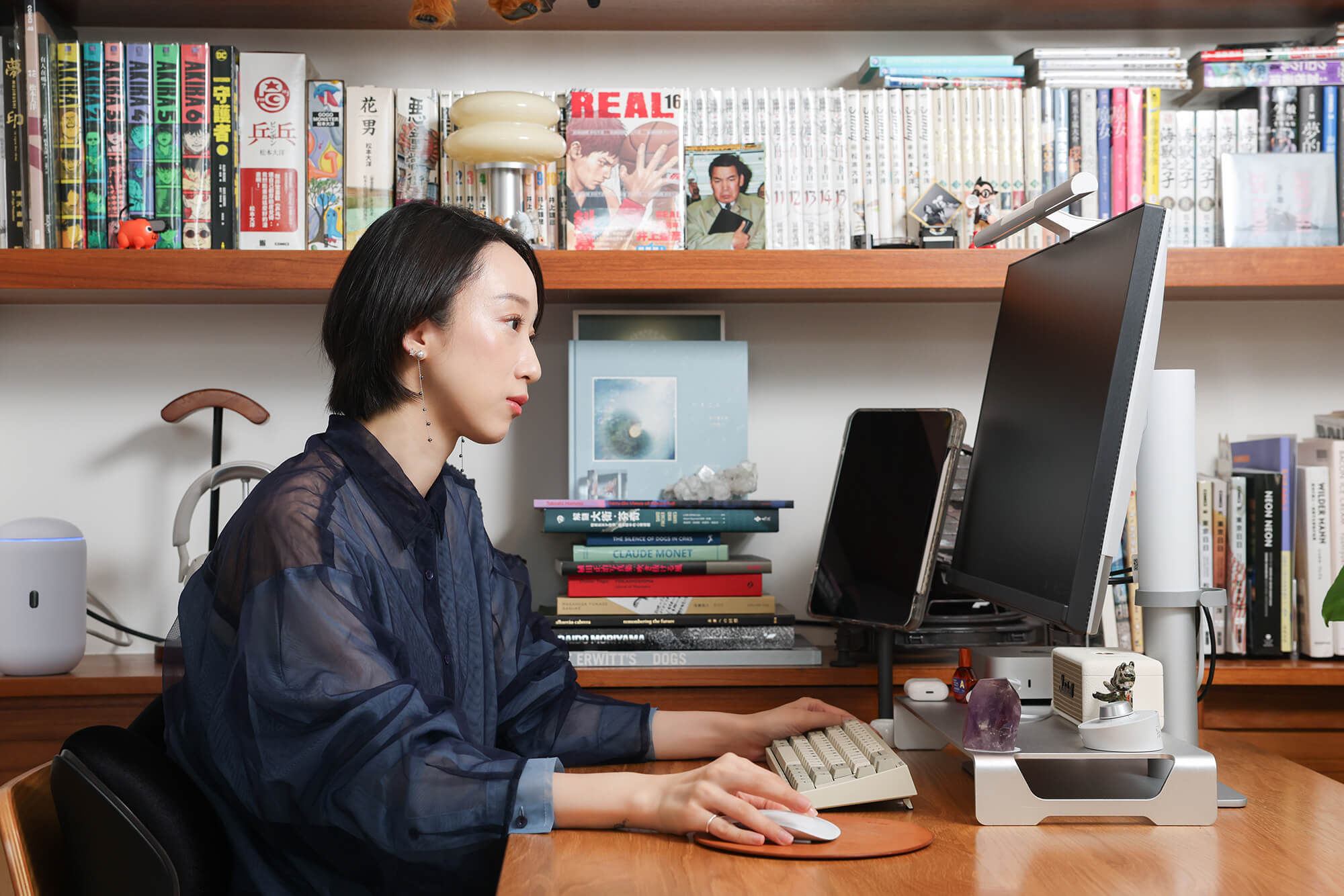 林涵以 PD2730S 專注檢視每個影像細節，確保作品在每個畫面上都呈現完美的色彩與質感。