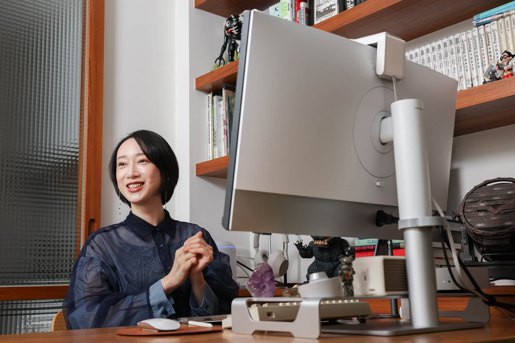 PD2730S 能與 Mac 作業系統無縫接軌的特性，讓林涵無論是在家裡或是移動到工作室，Mac mini 插上 PD2730S 就能立即進入工作狀態。