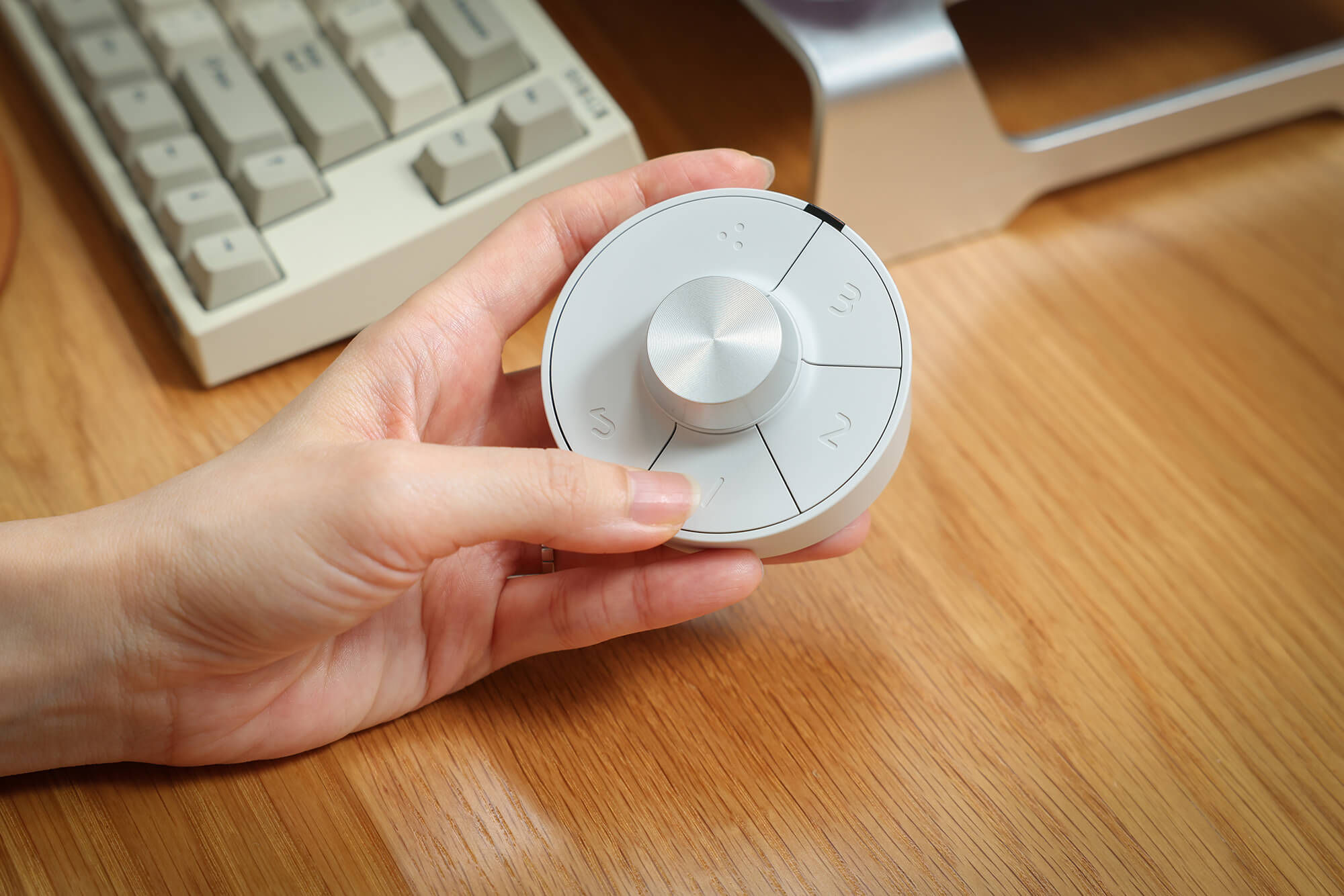 HotKey Puck Gen3 無線控制器提供三個可自訂按鍵，快速切換色彩模式、輸入來源、DualView、KVM 或啟動應用程式，無需進入菜單層層點選，擁有更直覺流暢的操控感。