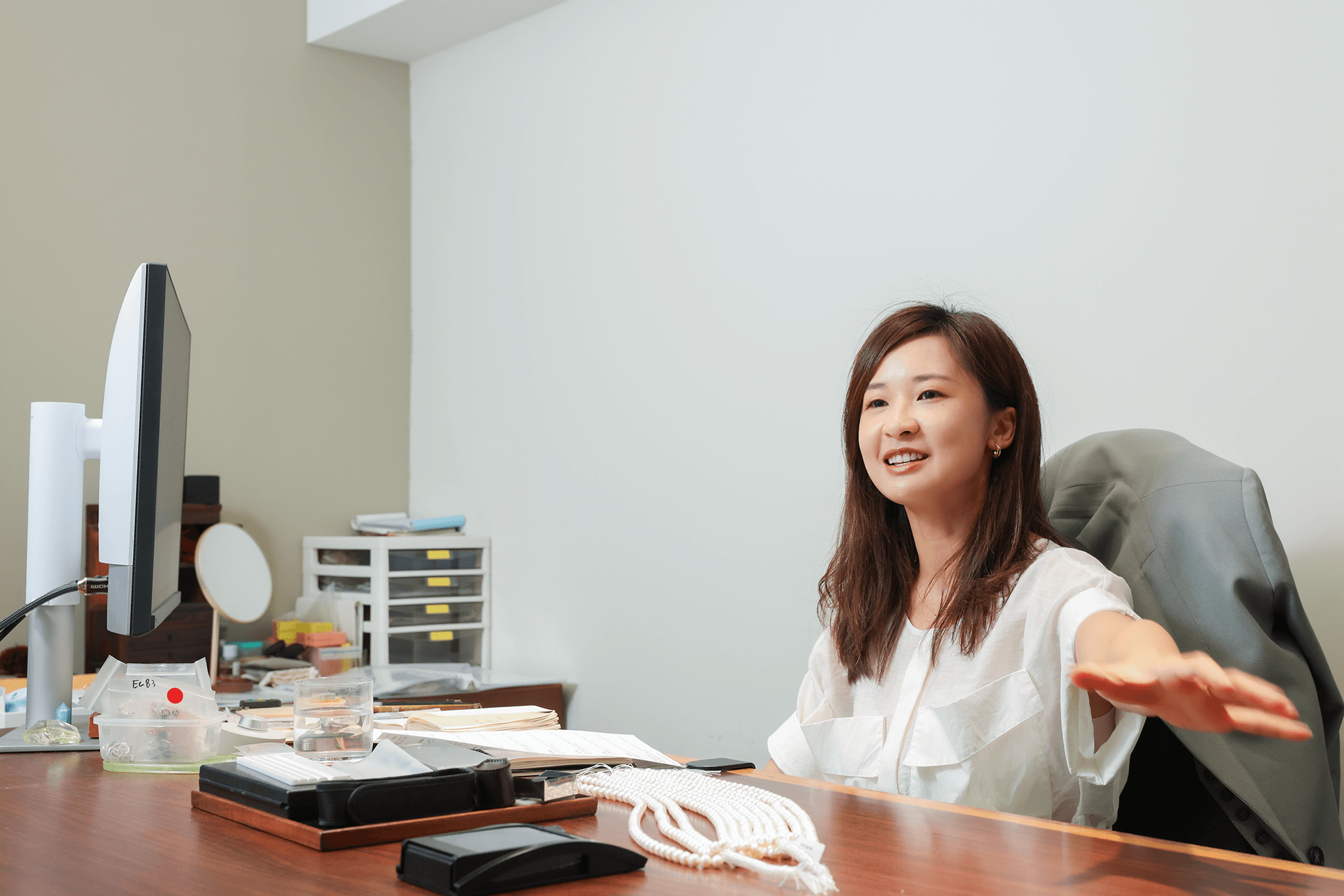 「珠寶顏色差一點點，就是不同的寶石。」Olivia 在設計中最在意的，正是色彩的真實度。