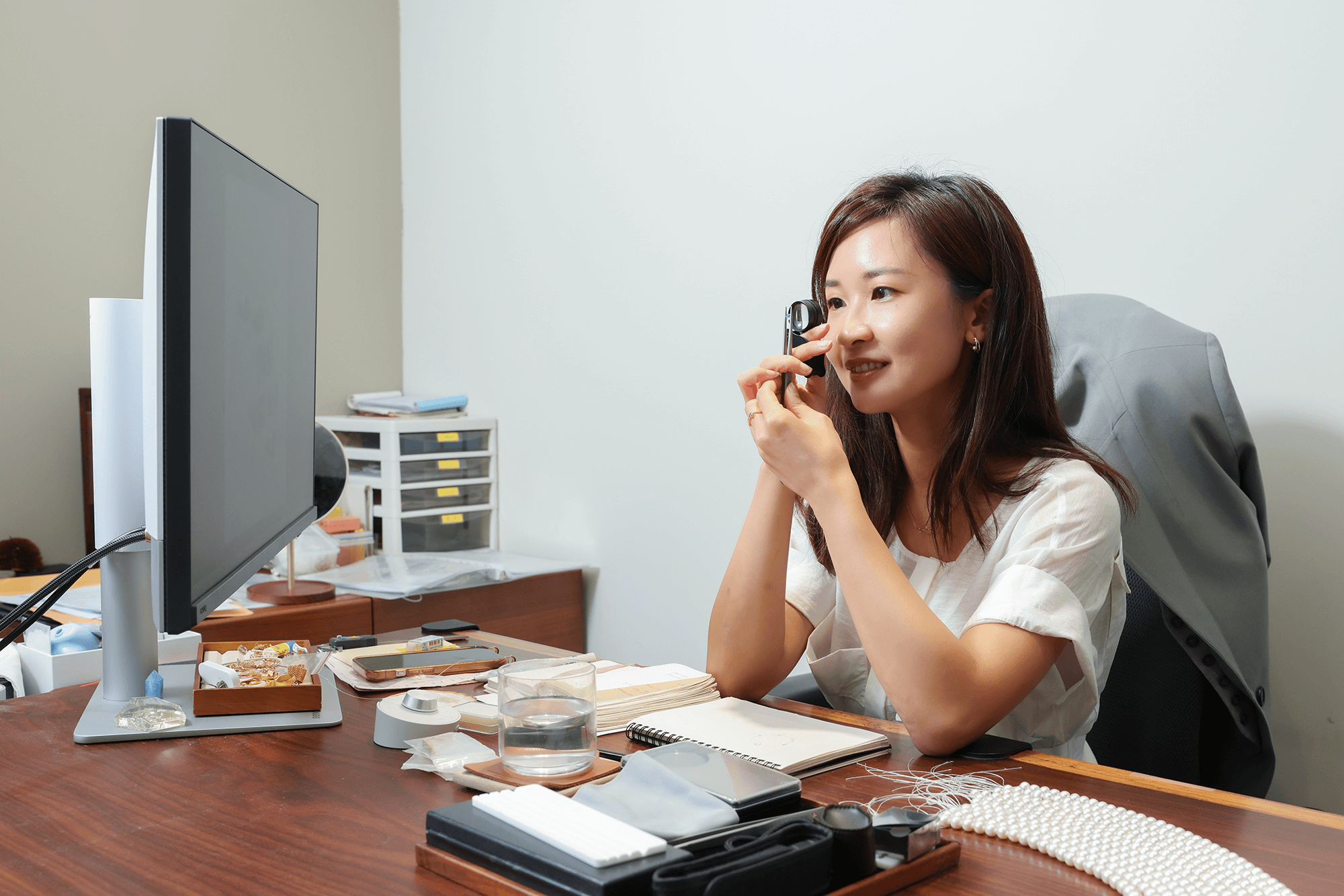 放大檢視寶石細節，搭配 5K 螢幕呈現，讓設計判斷更精準。