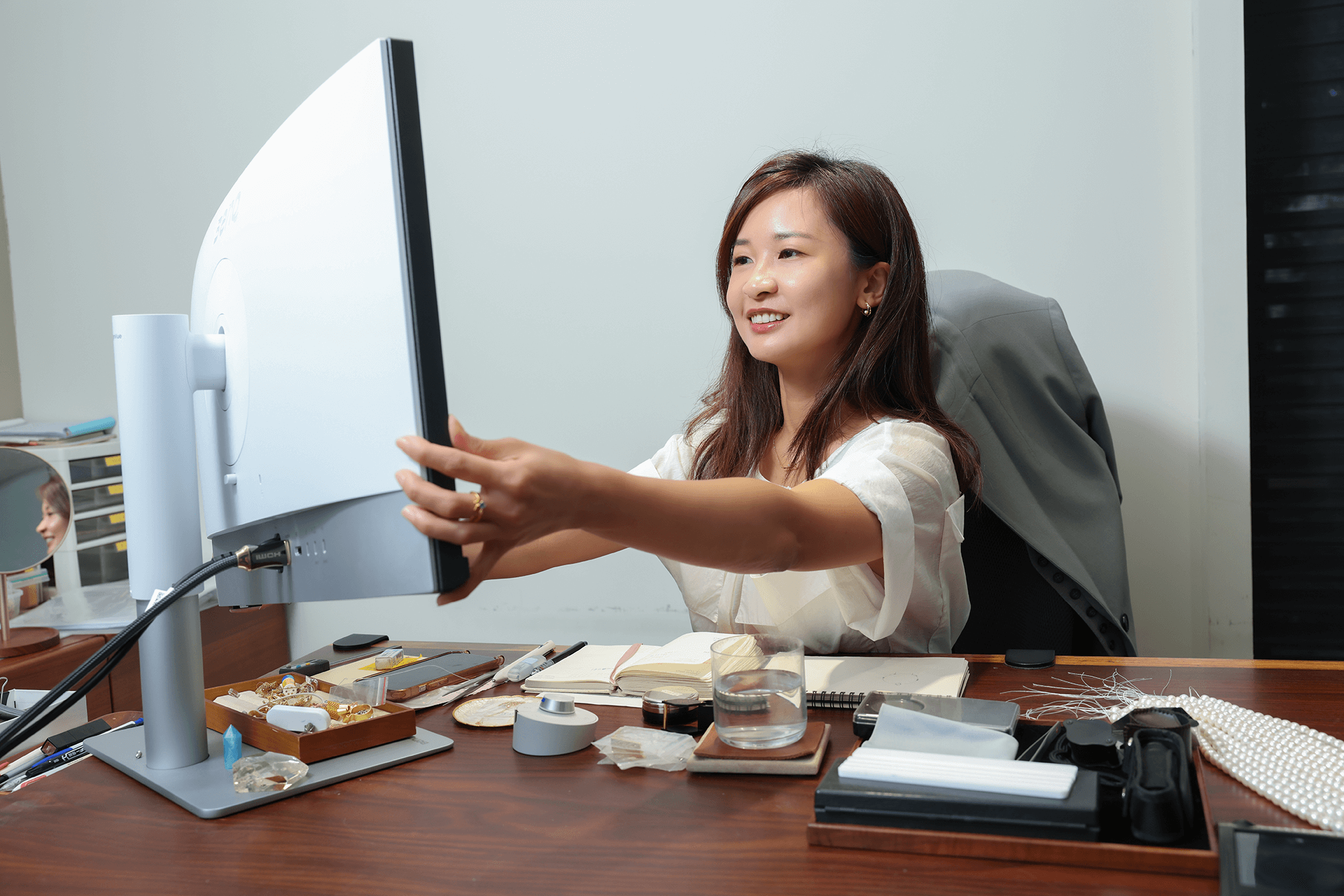 PD2730S 隨視線自由調整，陪伴 Olivia 找到最舒適的創作節奏。