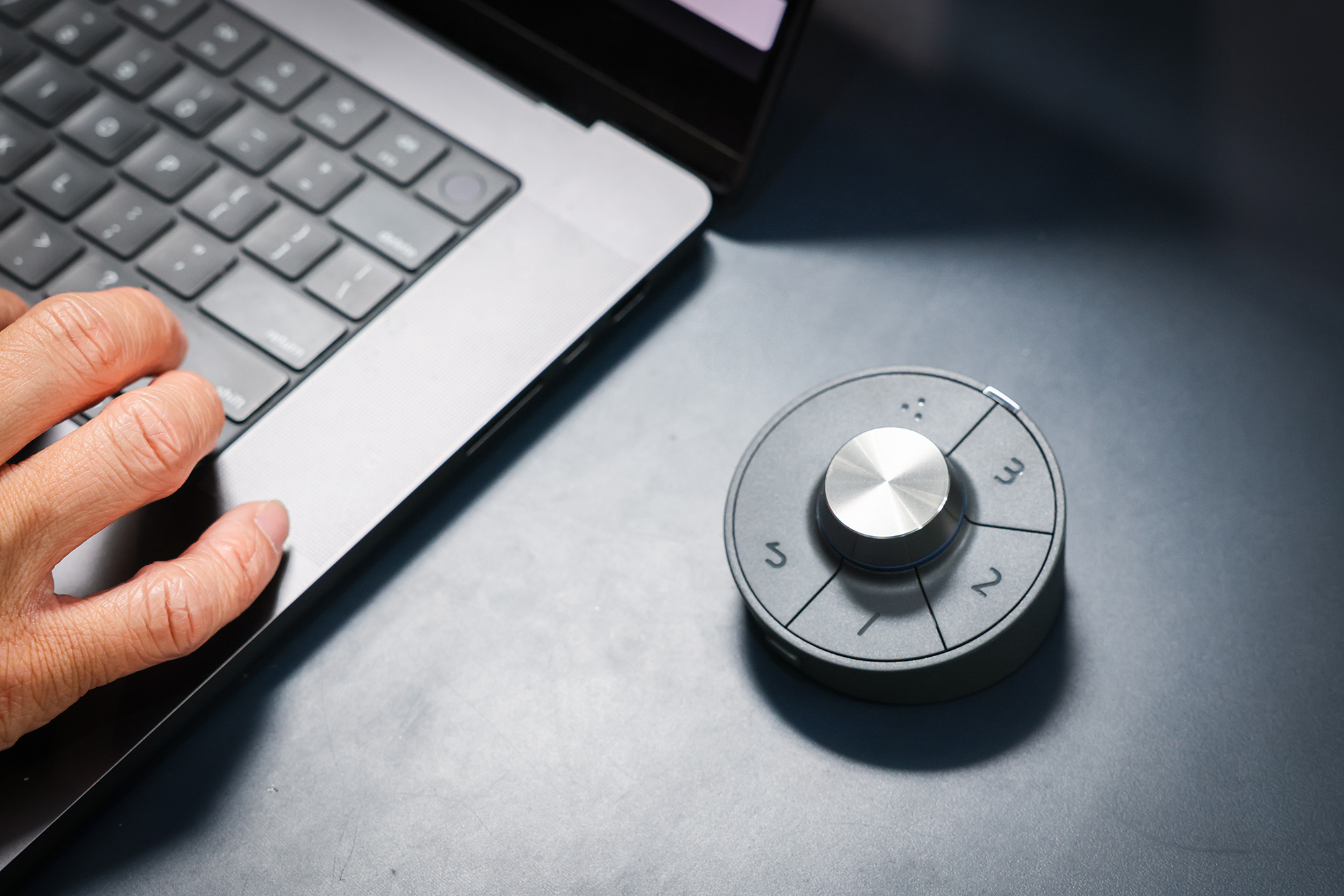 BenQ 全新升級的無線智慧快捷控制器（Hotkey Puck），將流暢的操控感融入修圖流程，直覺的旋鈕與按鍵設計，讓攝影師的手感與視線能始終聚焦在影像本身。