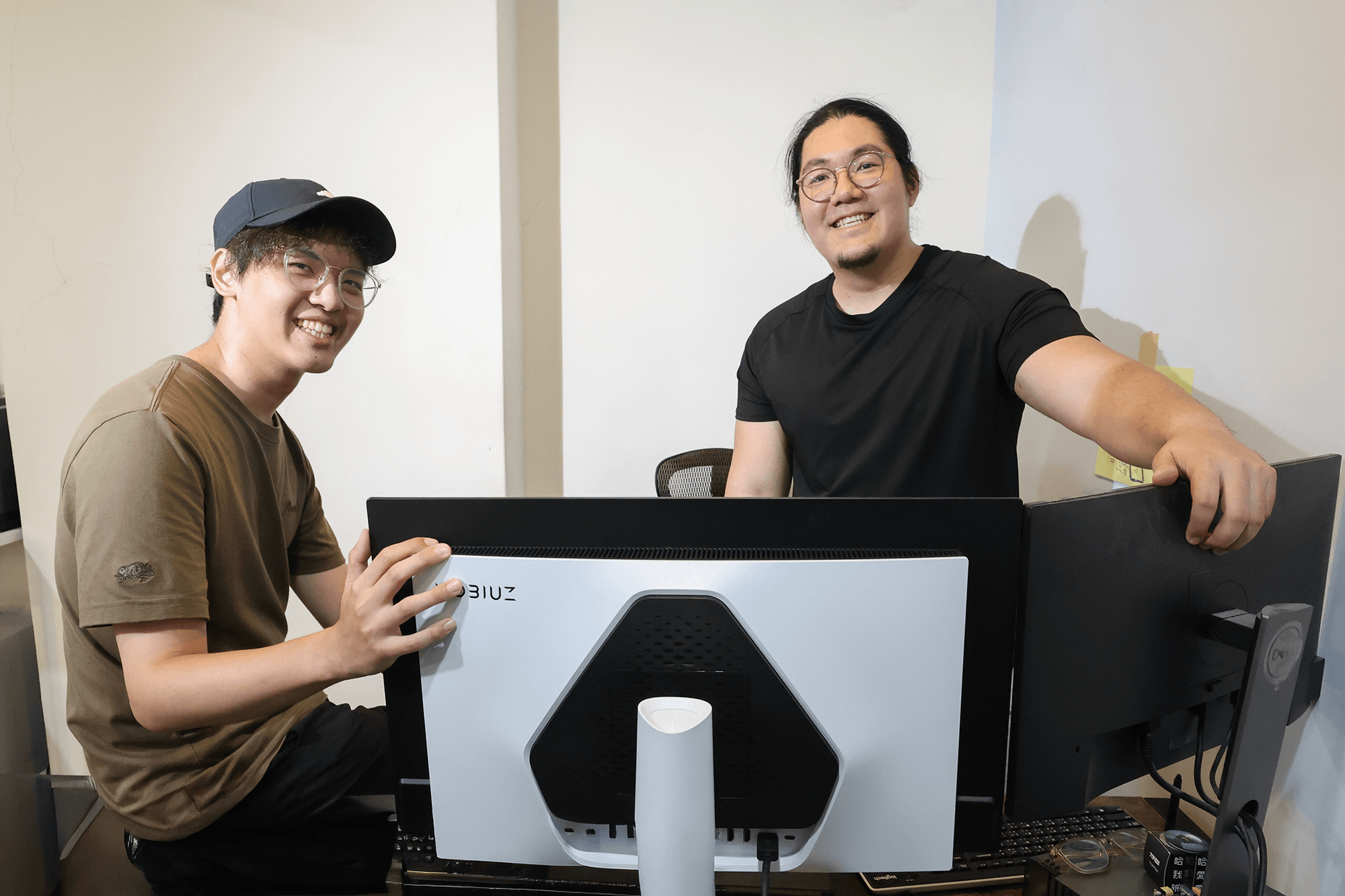 熊骨工作室的製作人張秉華 Ted（右）與美術動畫碩宇（左），在工作流程中使用 BenQ MOBIUZ EX271QZ 遊戲護眼螢幕，讓遊戲開發過程中有更可靠的色彩基準。