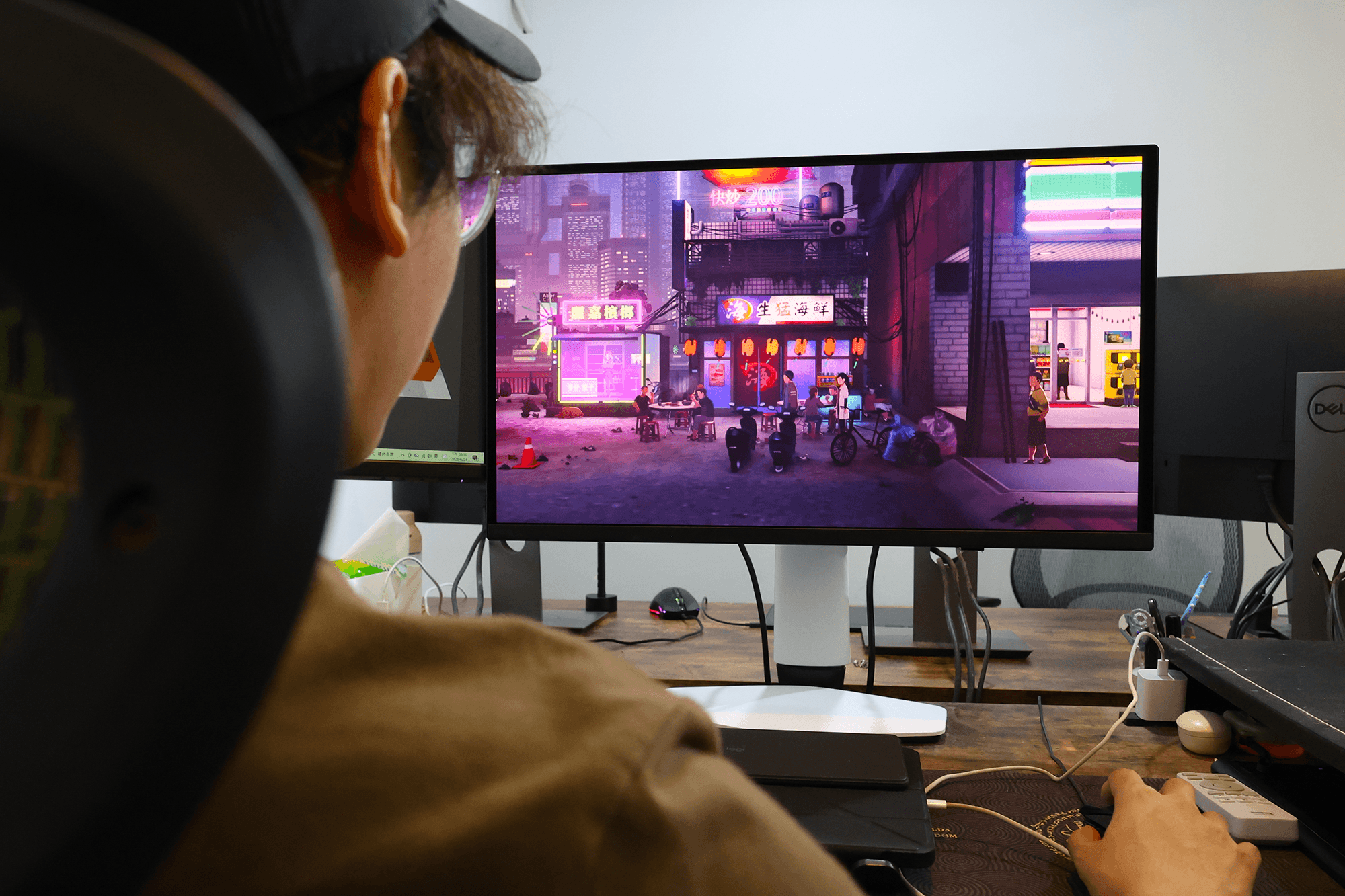 BenQ MOBIUZ EX271QZ 的OLED 面板將《沉沒意志》的街景畫面，霓虹燈光與暗部陰影的色彩層次呈現得更加鮮明，還原賽博龐克風的視覺張力。