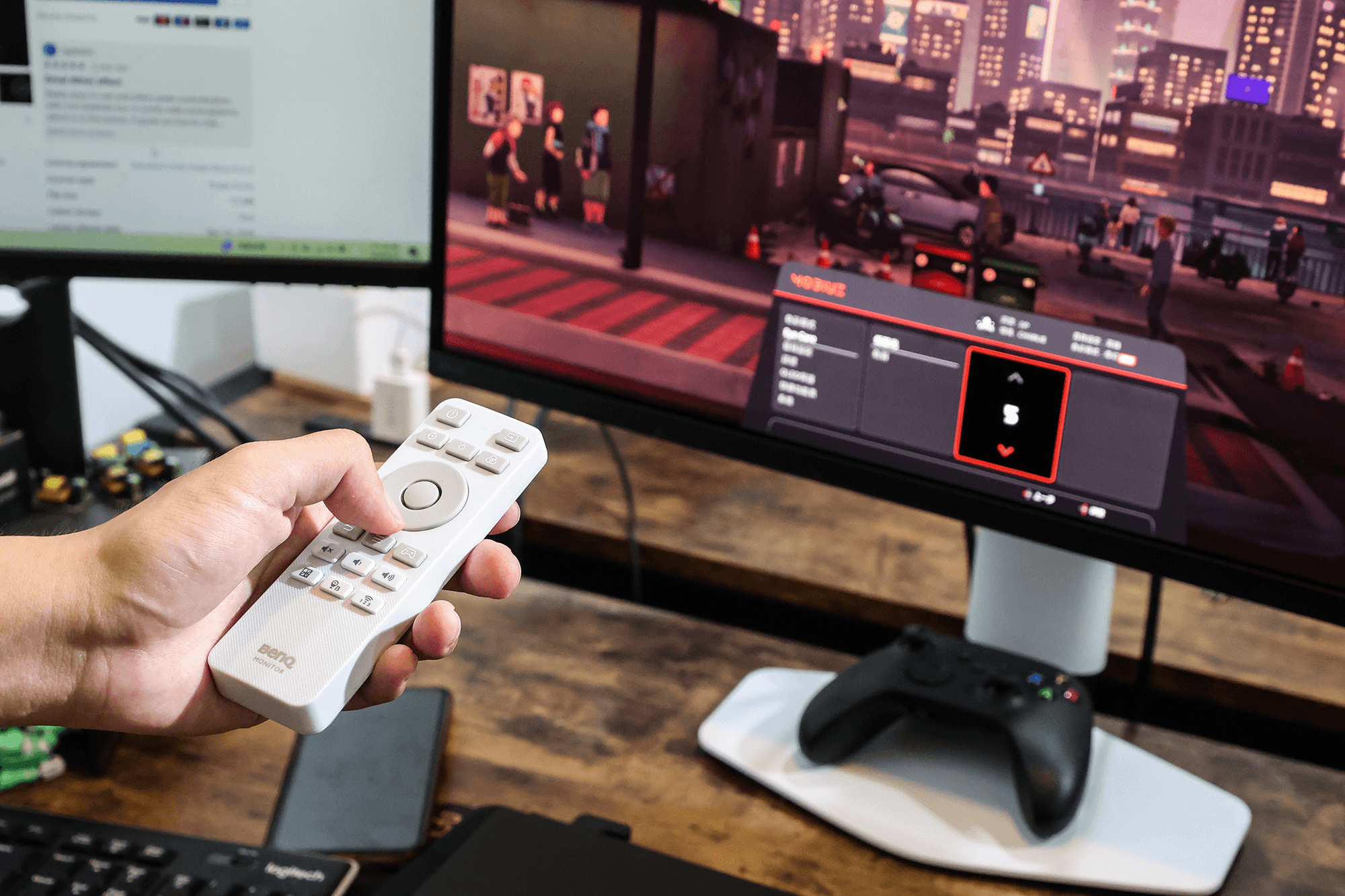 BenQ MOBIUZ EX271QZ 附帶的實體遙控器，可快速調整亮度、抗藍光強度與音量，一鍵切換各項設定，為玩家與創作者帶來直覺便利的操控體驗。