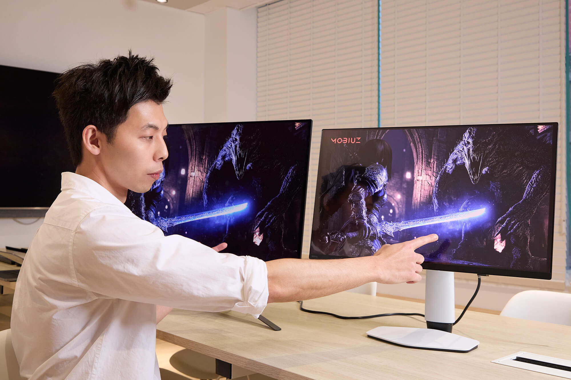 林廷穎實際比較 BenQ MOBIUZ EX271UZ 與他牌螢幕，觀察暗部細節與光影層次差異。