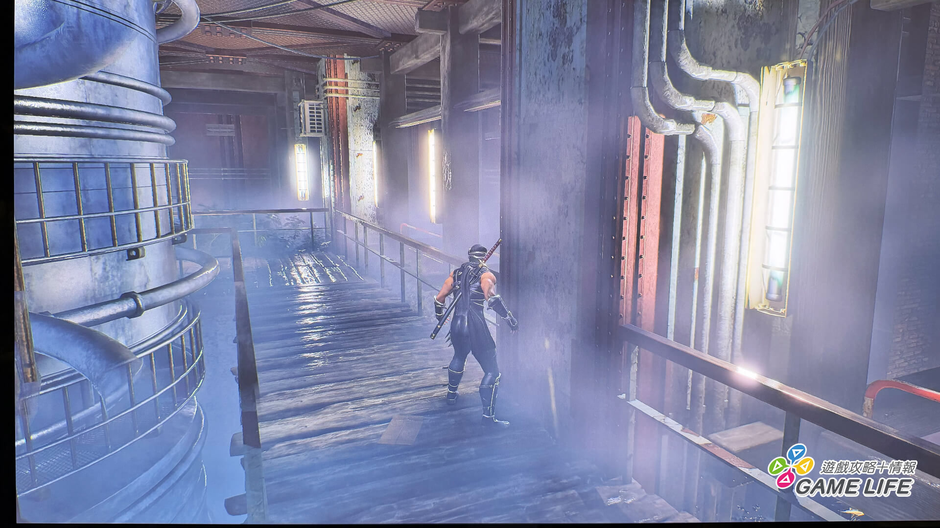 暗的地方保留細節，亮的地方雖然略為刺眼但細節也是清晰可見，地板的光線追蹤亮暗層次非常明顯。