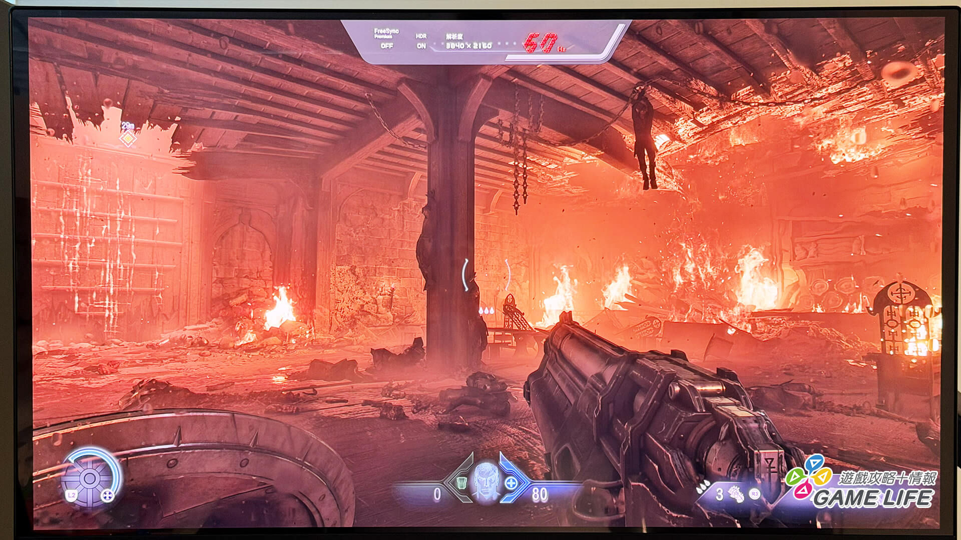 PS5 版的《毀滅戰士：黑暗時代》開啟畫質模式的畫面非常漂亮！火光反射在槍上的金屬光影質感絕佳！