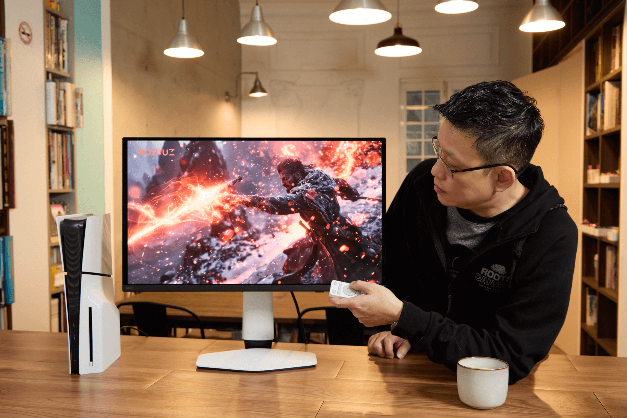 透過BenQ MOBIUZ EX271UZ，遊戲中的爆炸光影、火焰粒子效果與暗部細節層次分明。米各馬文創設計創辦人-駱宏志表示:「暗部不再是死黑一團,而是能清楚看見光影漸層與質感。」