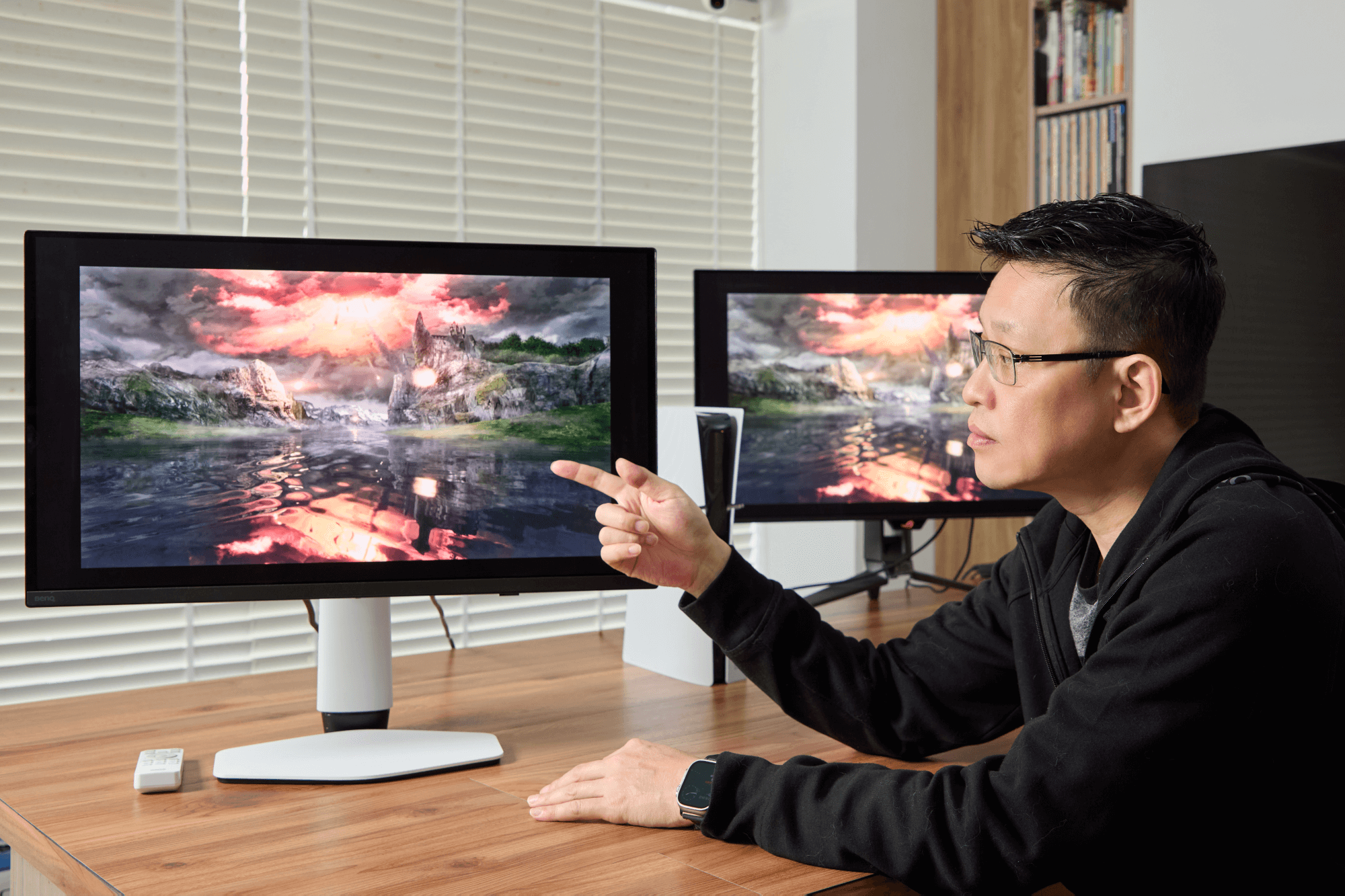 同一畫面在不同螢幕上的呈現差異一目了然。EX271UZ搭載第四代QD-OLED面板與全域色階調校技術，在水面反射、天空雲層等細節表現上更勝一籌。