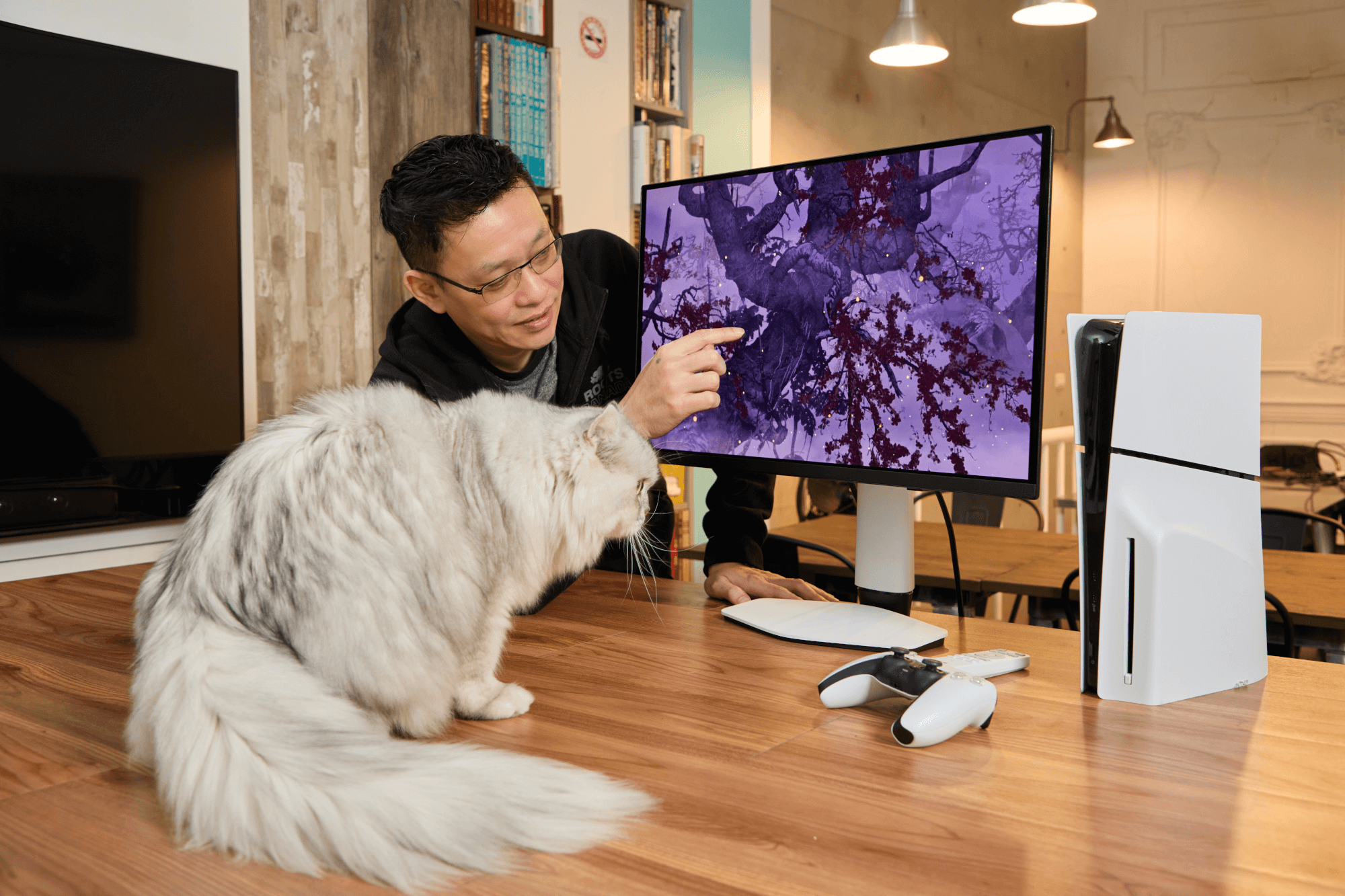 米各馬文創設計創辦人-駱宏志指著螢幕上的水墨作品:「這台螢幕可以讓我們的作品，從墨色層次到筆觸細節，都呈現出原本的樣子。