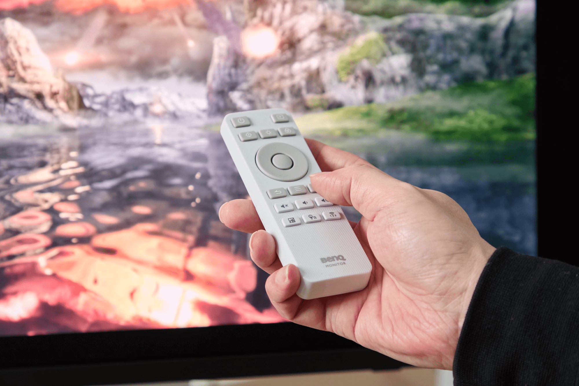 有了遙控器能方便快速切換各種模式，應對各種遊戲類型的轉換。」這種貼心設計讓操作變得直覺自然。