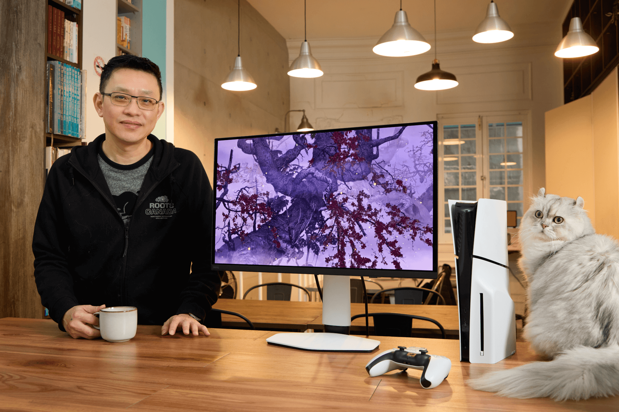 米各馬文創設計創辦人-駱宏志以超過 20 年的遊戲美術經驗給予 BenQ MOBIUZ EX271UZ高度評價。從暗部層次到色彩還原，從操作介面到護眼科技，EX271UZ 讓玩家進入「舒適無感的心流狀態」。