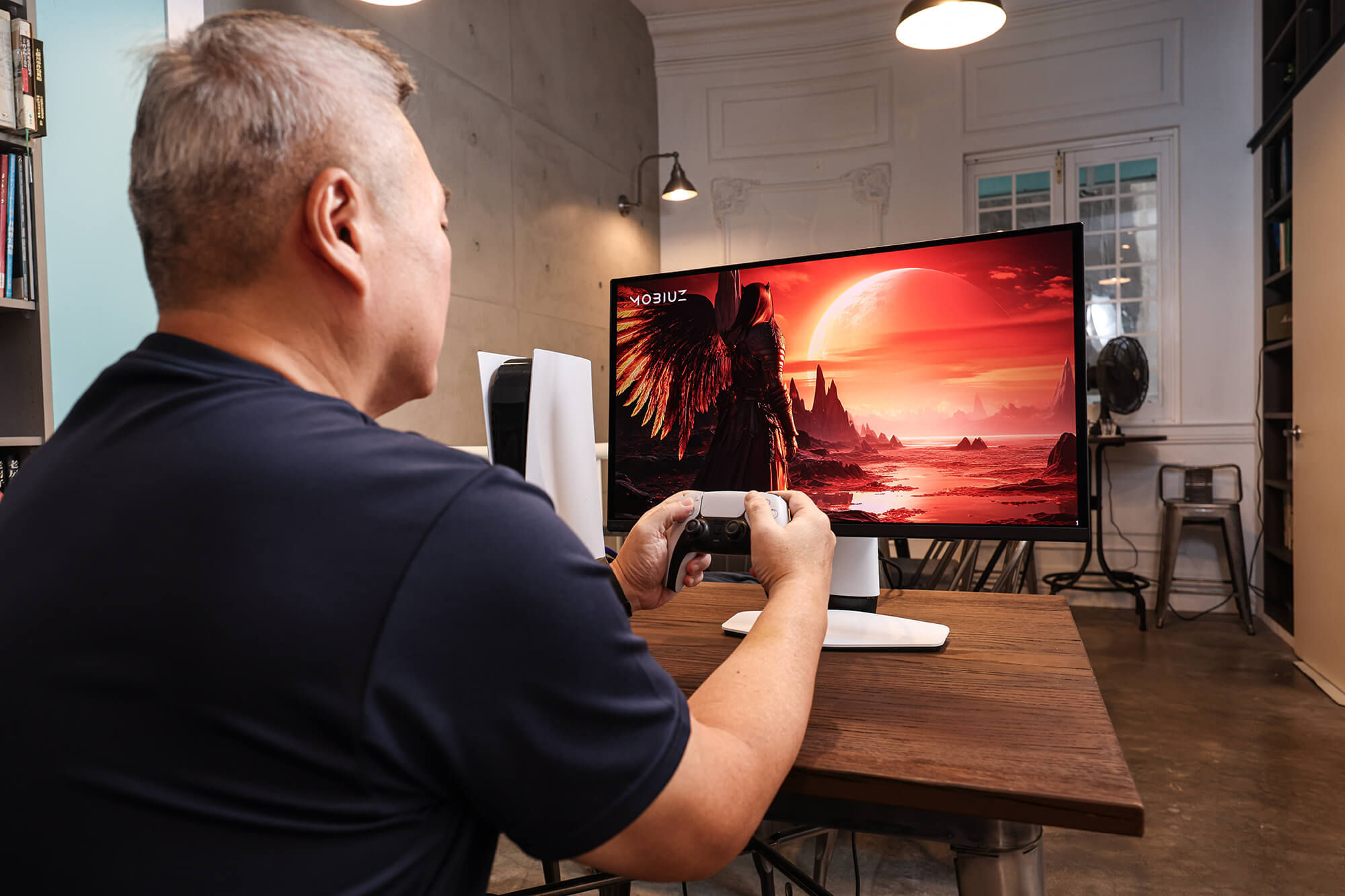 陳宏域以玩家視角實測 BenQ MOBIUZ EX271UZ螢幕，畫面能精準還原美術團隊設計的氛圍，讓每一處細節都成為故事的一部分。