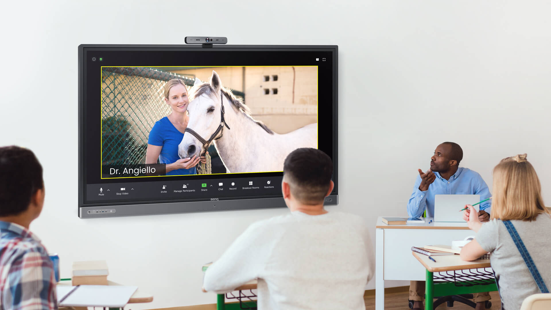 Schüler schauen sich Video mit Ton auf digitaler Tafel an