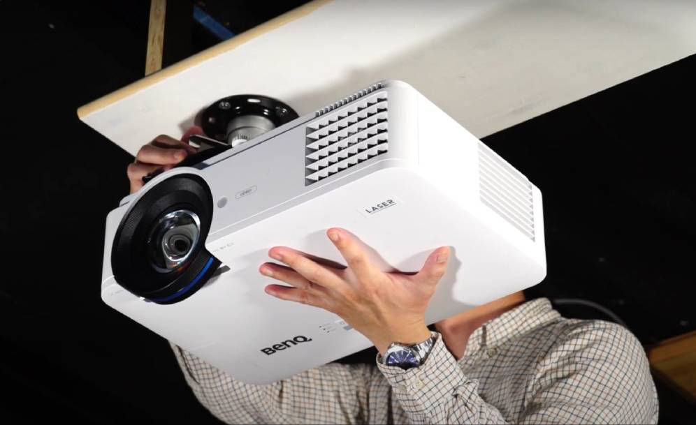 How to Setup a Golf Simulator Projector in Small SpacesBenQ Business Europe
