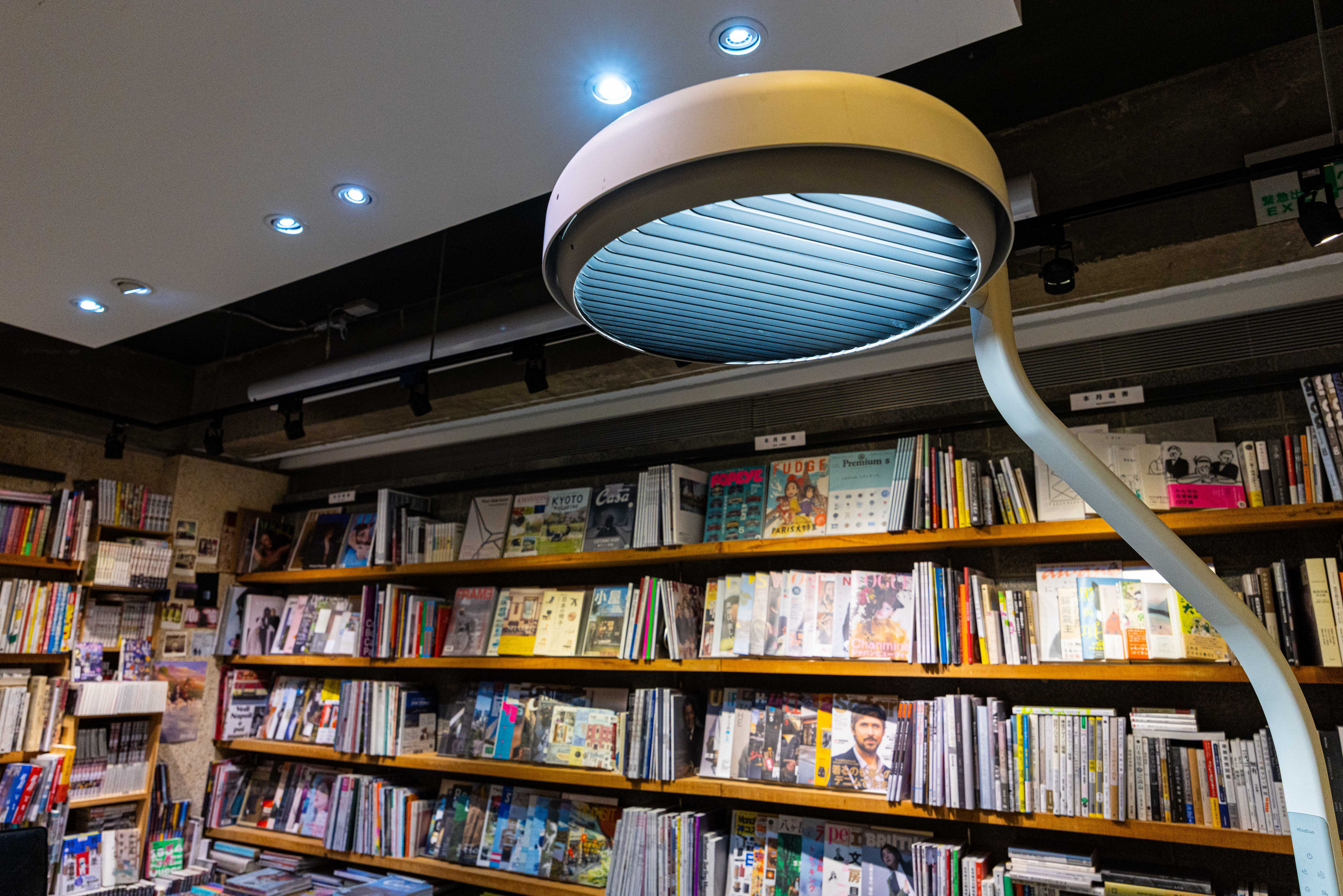 雜誌的亮面紙材與油墨印刷，容易造成的反光干擾，BenQ MindDuo Max的「光柵盾」設計，讓光線均勻發散，如同柔和的自然晨光，讀者無需反覆調整角度，也能長久沈浸在最純粹的閱讀。