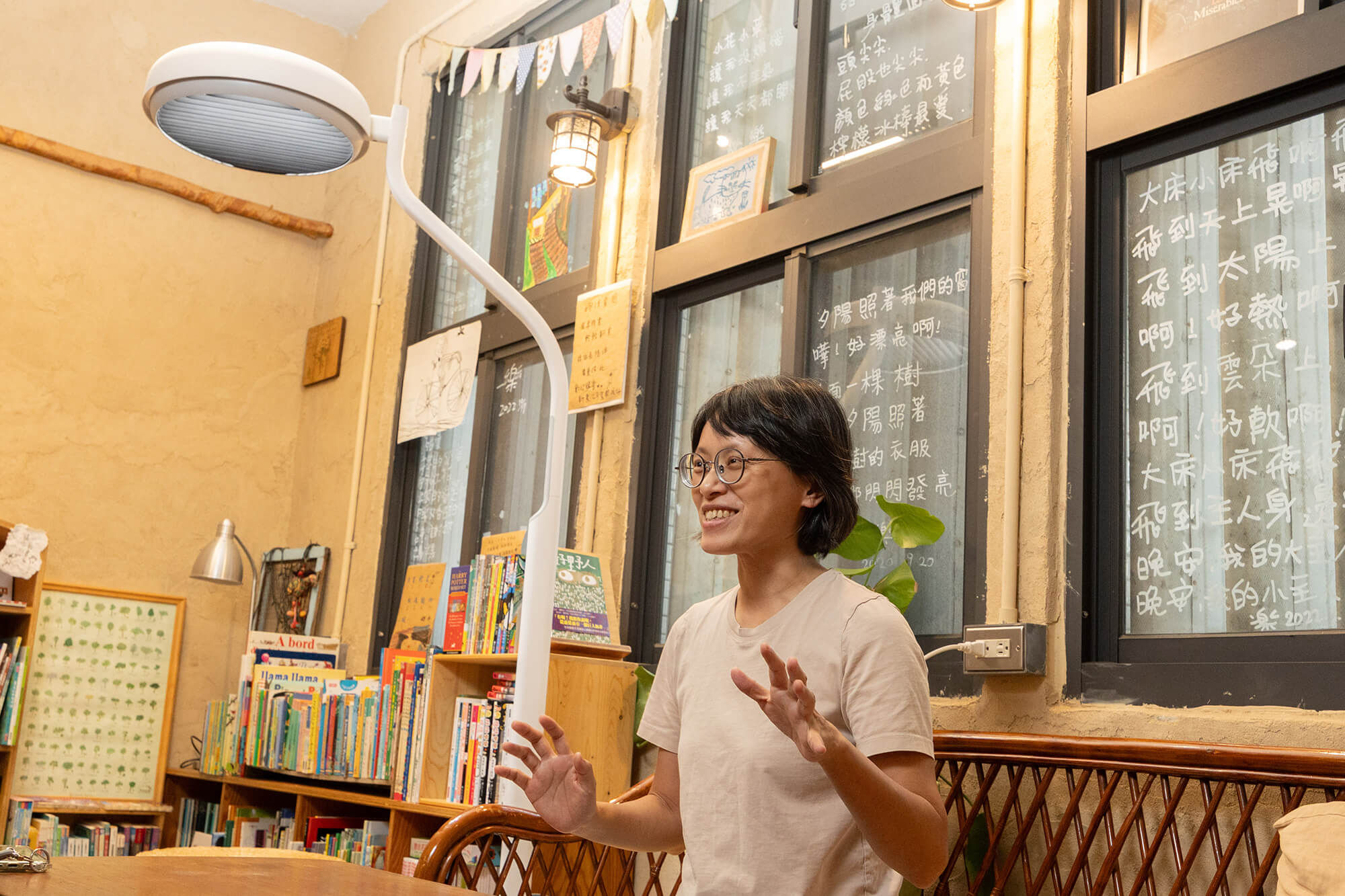 闆娘-青樺，希望「嶼伴書間」是一個以書陪伴生命成長，也是人與人交流的空間。
