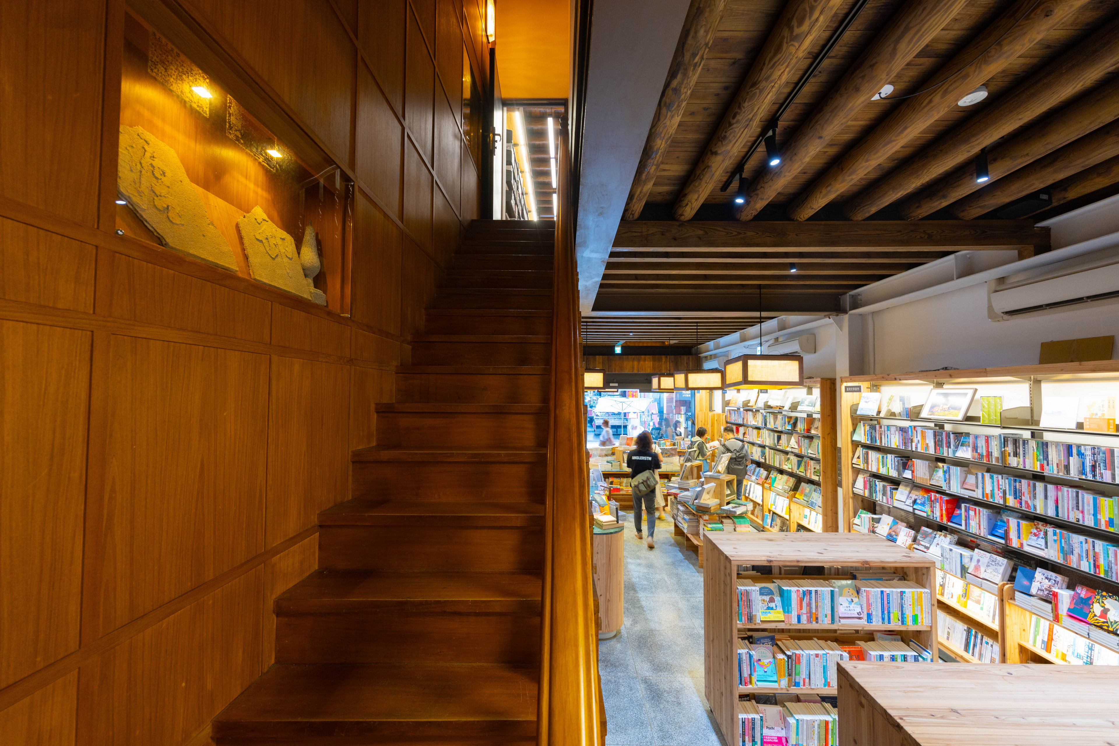 「郭怡美書店」坐落於大稻埕迪化街，在磨石子地板與紅磚牆構築的百年建築中，創辦人郭重興社長將家族記憶與出版事業完美整合，打造出一座讓藏書與讀者對話的「豐美」場域。