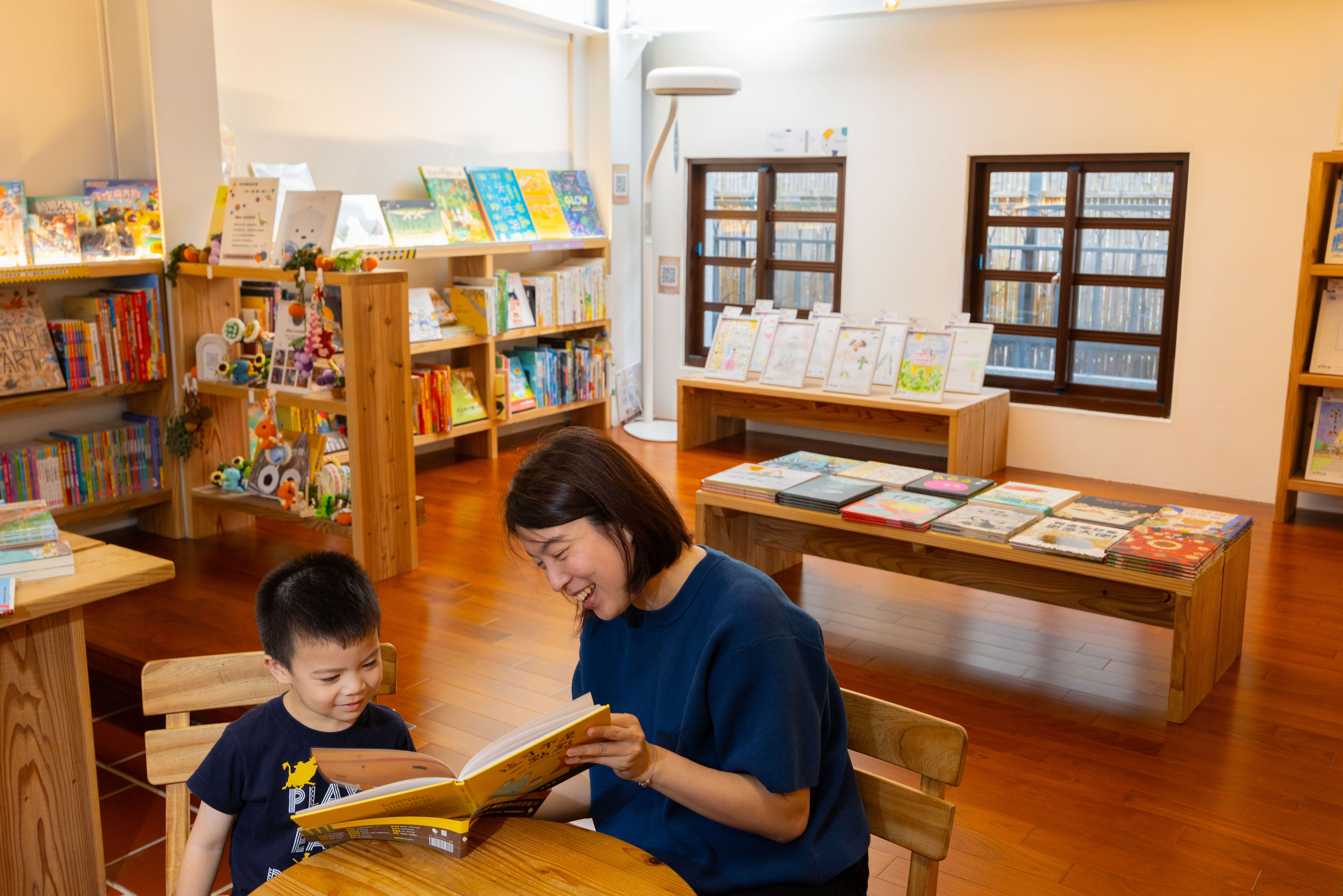 郭怡美書店裡專為親子閱讀打造的兒童書區，豐富的繪本與舒適的空間設計，打造一個讓孩子自然而然想久待的場所。
