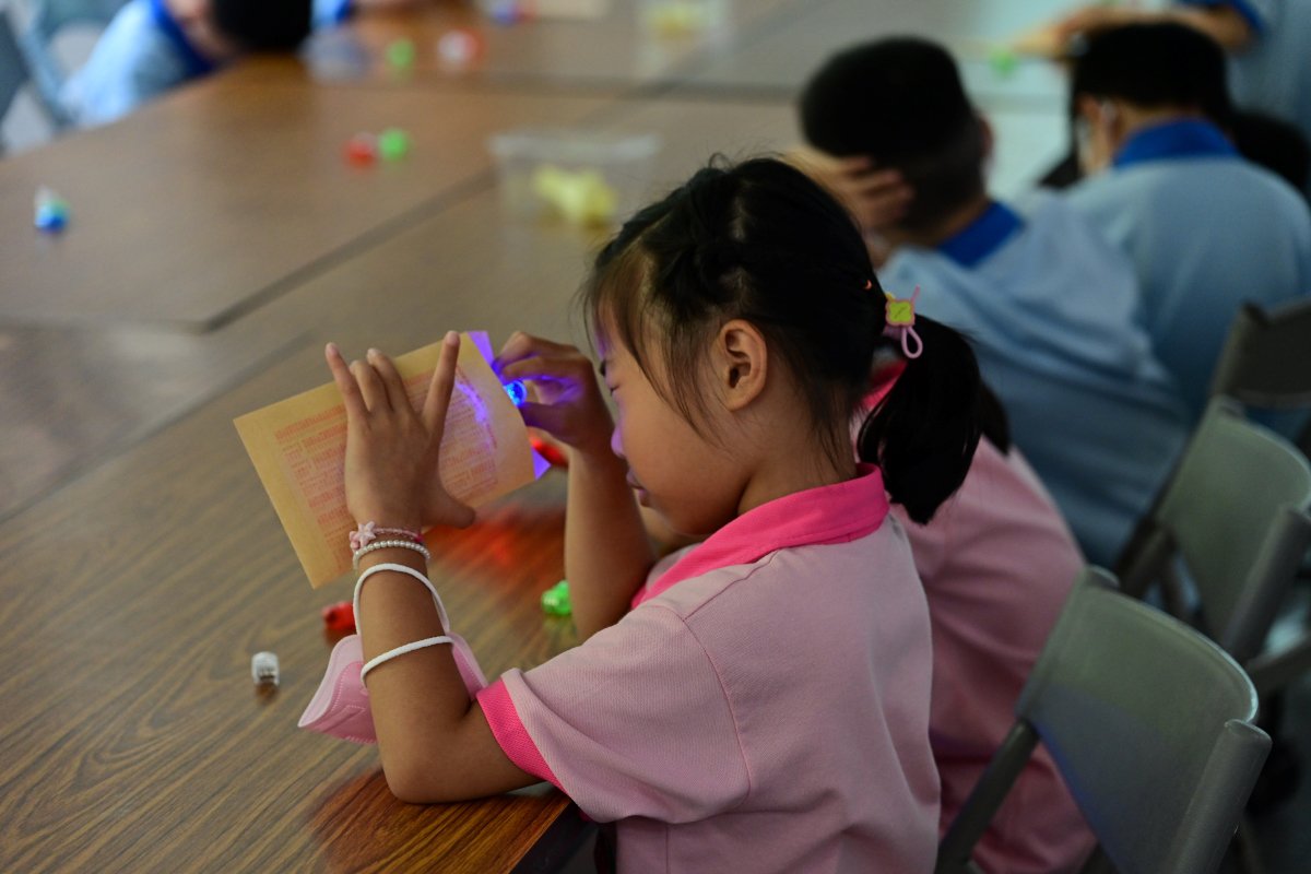 （圖說：毛毛蟲老師設計了讓孩子能親自動手做實驗的教具，讓每個孩子對光的知識有更深刻的記憶。）