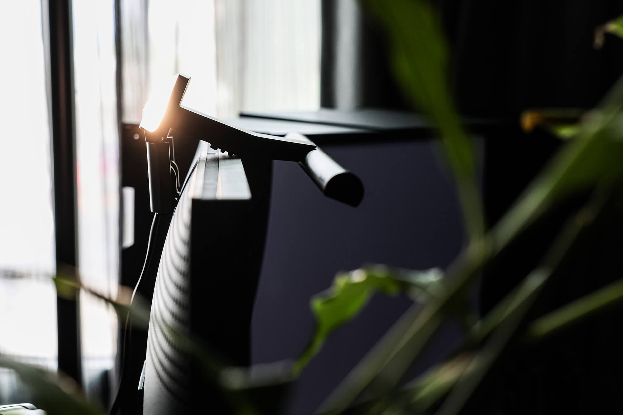 BenQ ScreenBar Halo 2 的背光設計，也是郭政彰所喜歡空間裡的點狀光源之一。