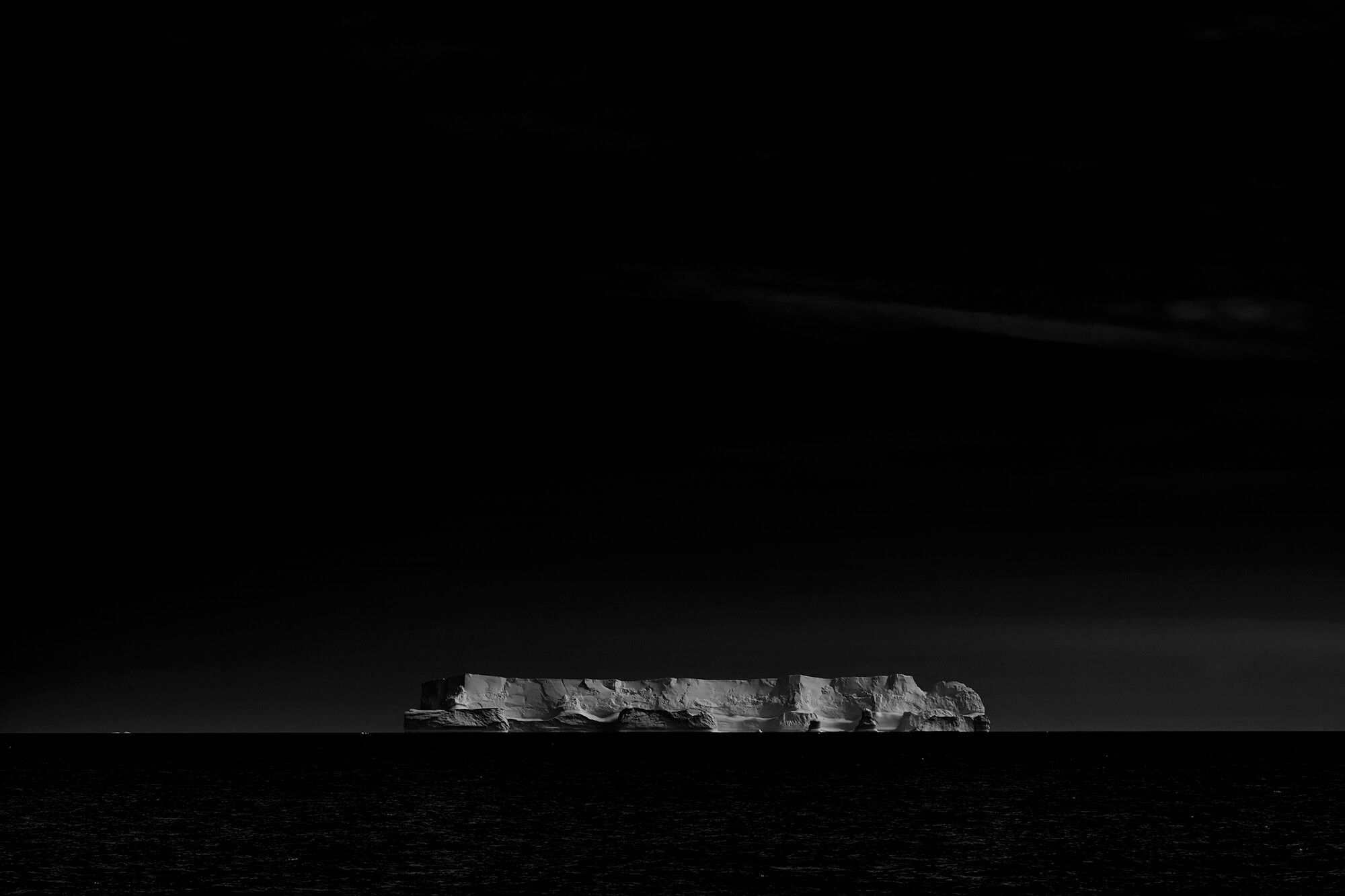 郭政彰的黑白照片將影像提煉成最純粹的視覺語言，安安靜靜卻力量飽滿。)(南極/郭政彰攝)