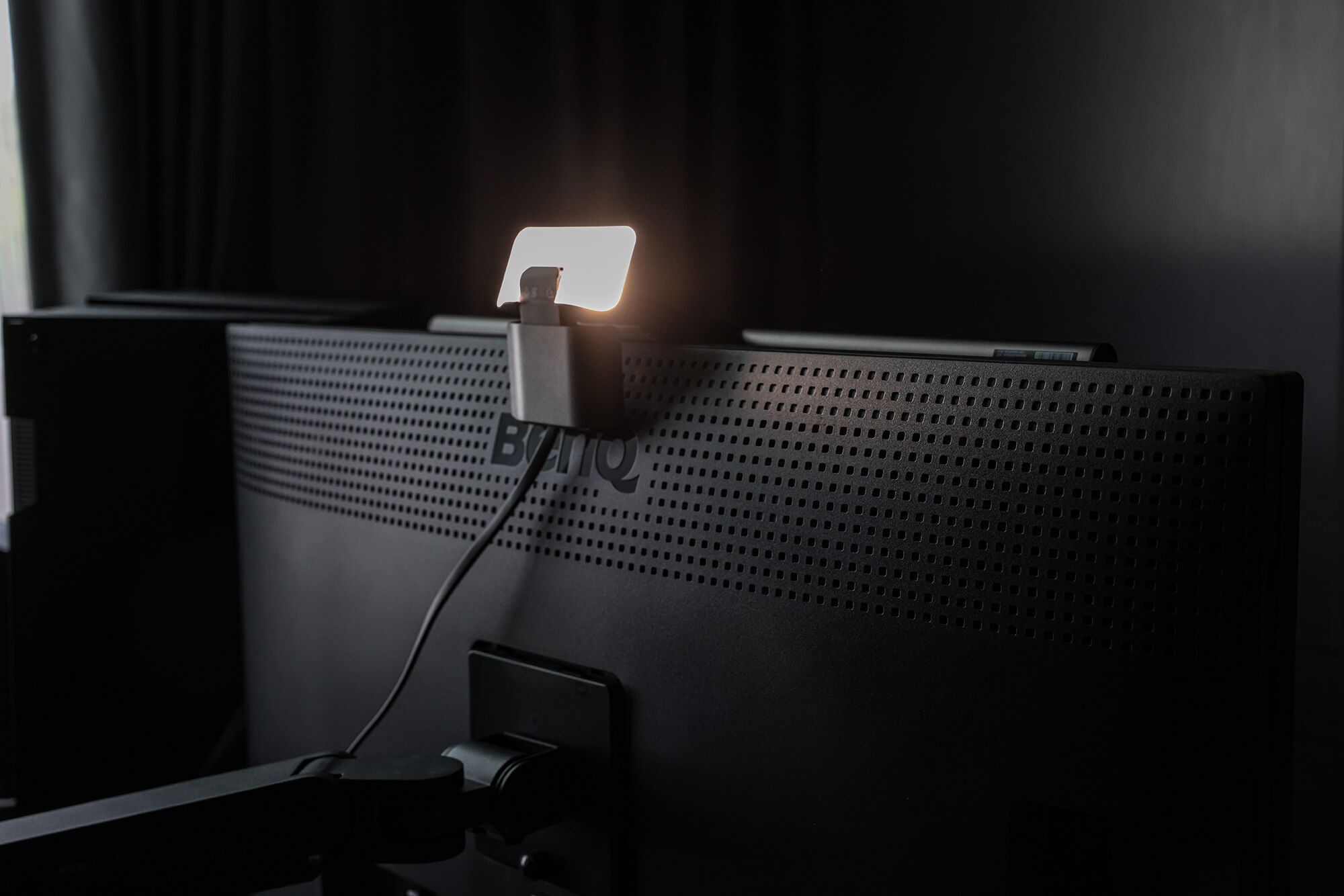 ScreenBar Halo 2的背光設計，能有效降低螢幕與環境的亮度差，減輕眼睛的負擔。