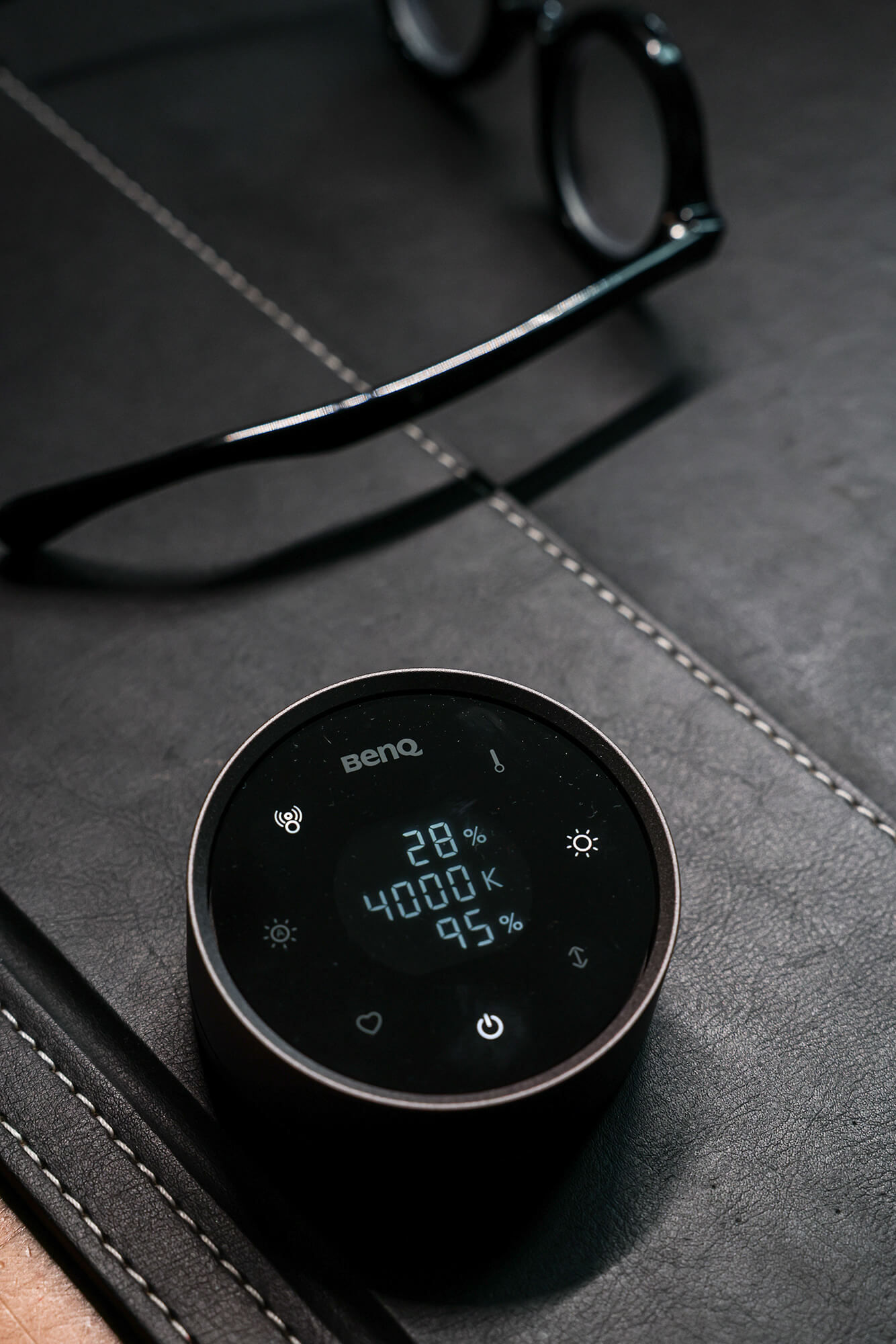 圓形無線控制器的重量與手感都恰到好處，簡約、直覺，最貼近郭政彰所喜歡的工作節奏。