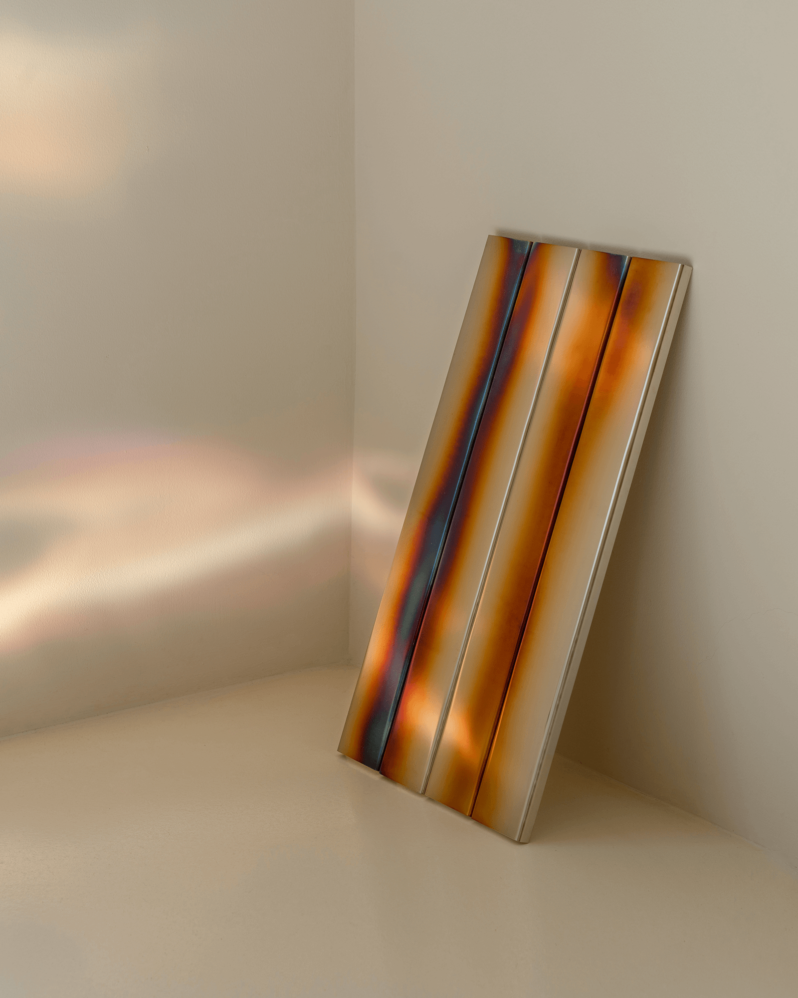 以工業金屬材展現其藝術思考性。《Bluing Series》, 攝影：簡子鑫