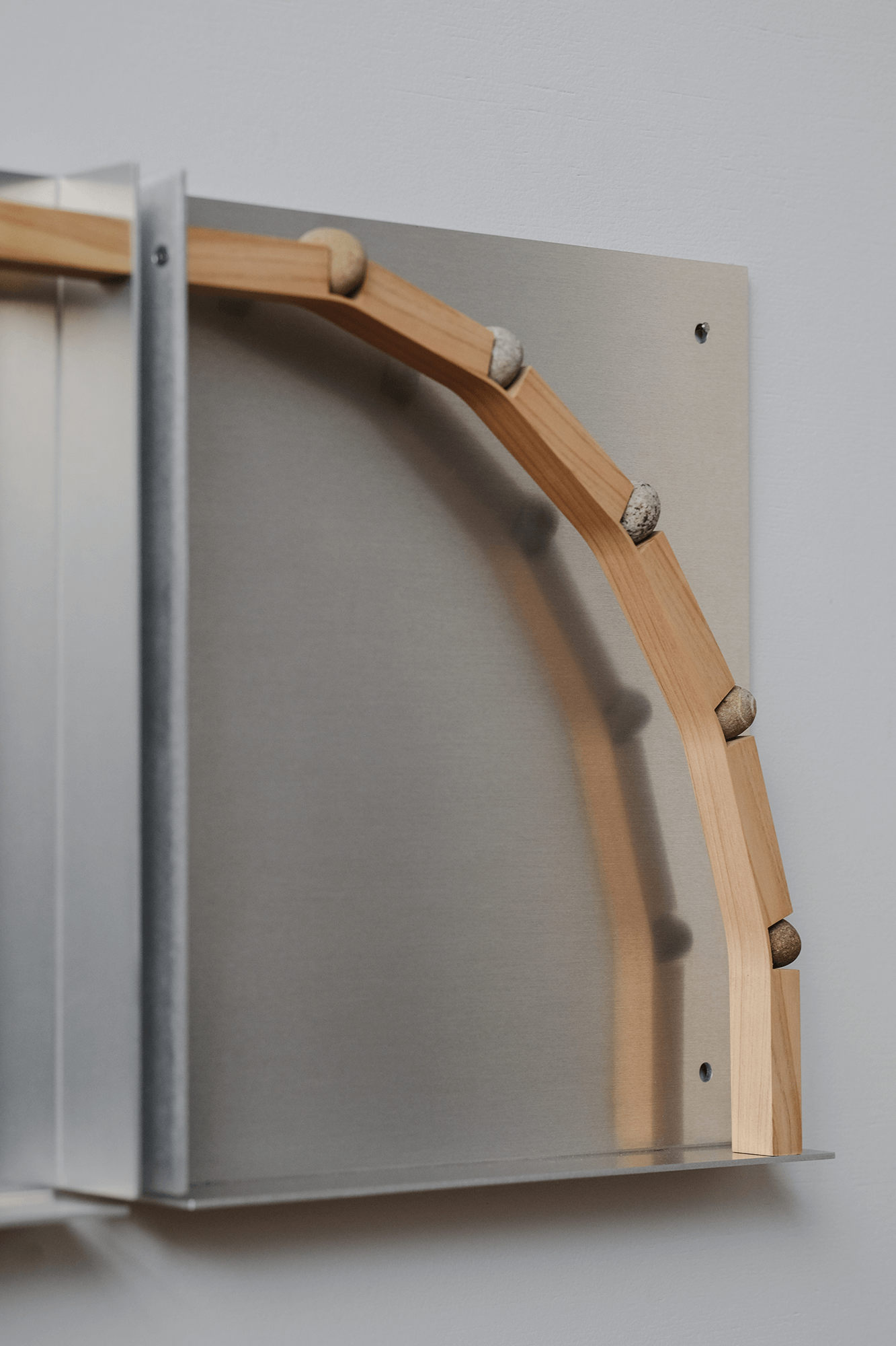 石頭與木頭之間潛藏的平衡秩序。日本東京個展作品《note》, 2025