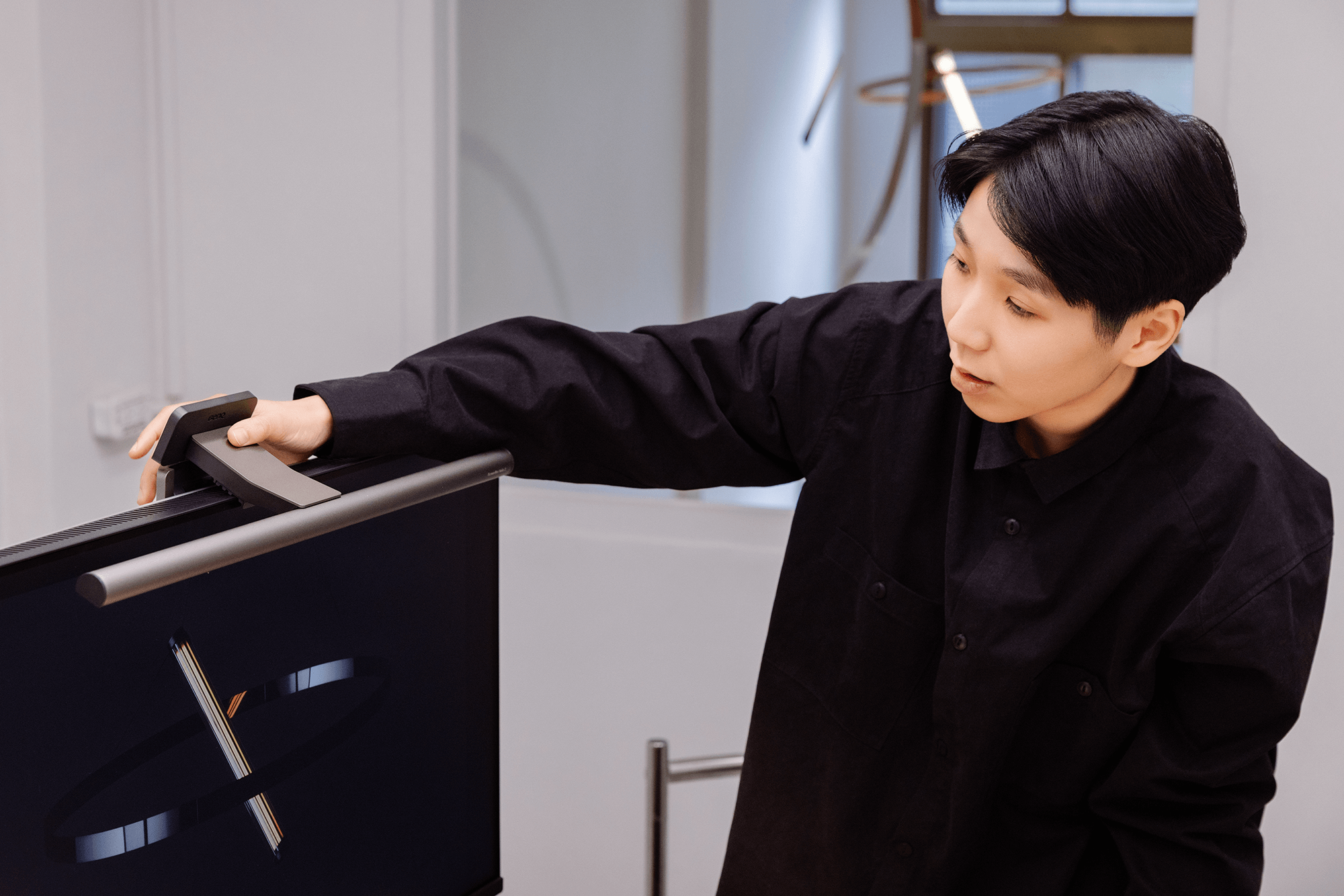 家翎讚道：「專利夾具設計」非常聰明，僅靠物理配重固定。組裝時沒有碰撞的聲音，體驗安靜且直觀。