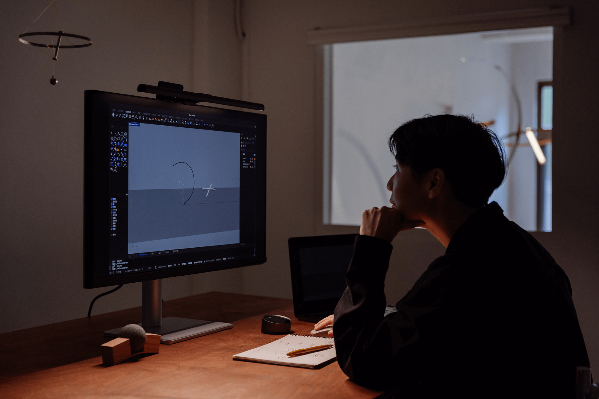「ASYM-LightTM 非對稱光型」減少螢幕反光，讓建模時更專注舒適。
