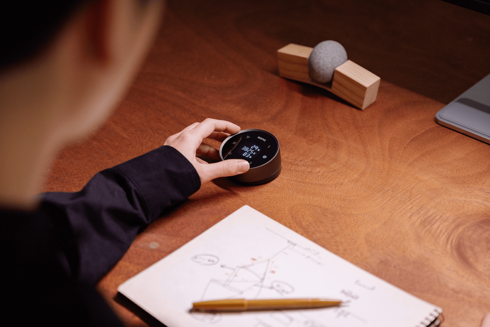 「無線控制旋鈕」的滑順手感，讓家翎不需要看數值，僅靠直覺操作，就能調整理想的色溫與亮度。