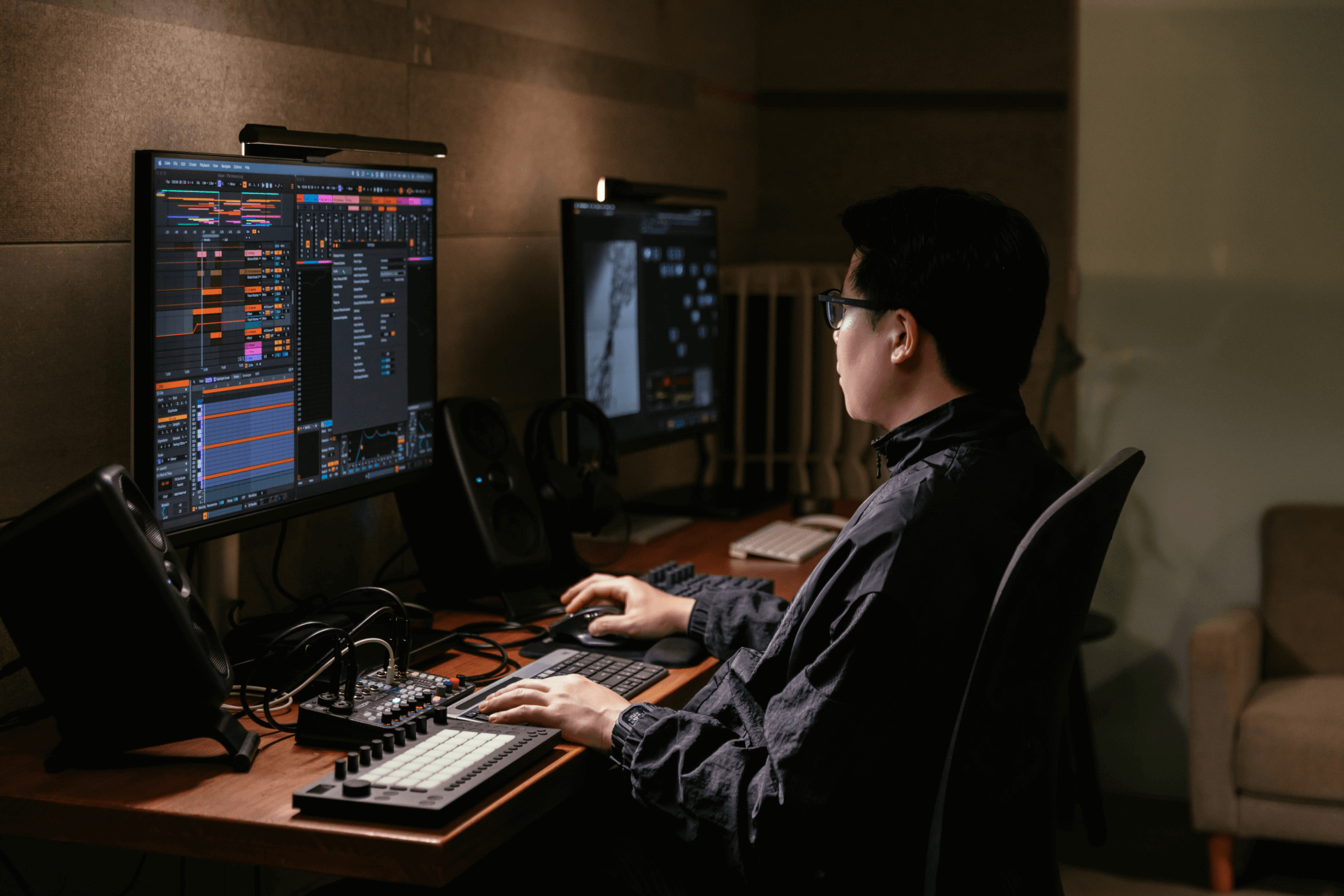 ScreenBar Halo 2 「自動感應調光」功能，順應環境採光變化，帶來一致的舒適體驗。
